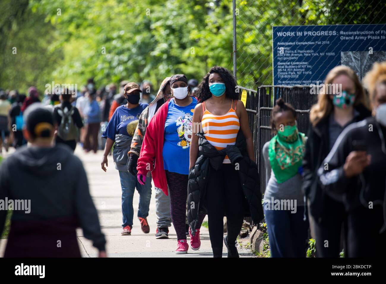 New York, États-Unis. 3 mai 2020. Les gens attendent en ligne de recevoir gratuitement des masques de visage au Prospect Park dans le quartier de Brooklyn à New York, aux États-Unis, le 3 mai 2020. New York City (New York) distribuera gratuitement plus de 100 000 revêtements de visage dans les parcs de la ville du 2 au 5 mai. Selon les directives du New York Health Department, tous les New-Yorkais doivent porter un masque ou une couverture faciale en public et dans des situations où une distance de 6 pieds par rapport aux autres ne peut pas être maintenue. Crédit: Michael Nagle/Xinhua/Alay Live News Banque D'Images