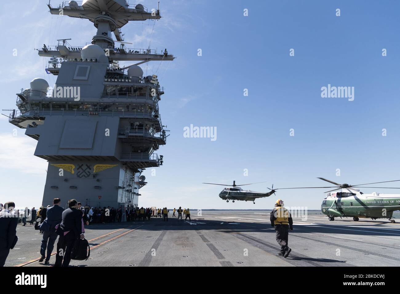 Marine One atterrit à bord du pont de vol de la PCU Gerald R. Ford le jeudi 2 mars 2017 à Newport News, en Virginie. Les 100 premiers jours du président Trump : 20 Banque D'Images