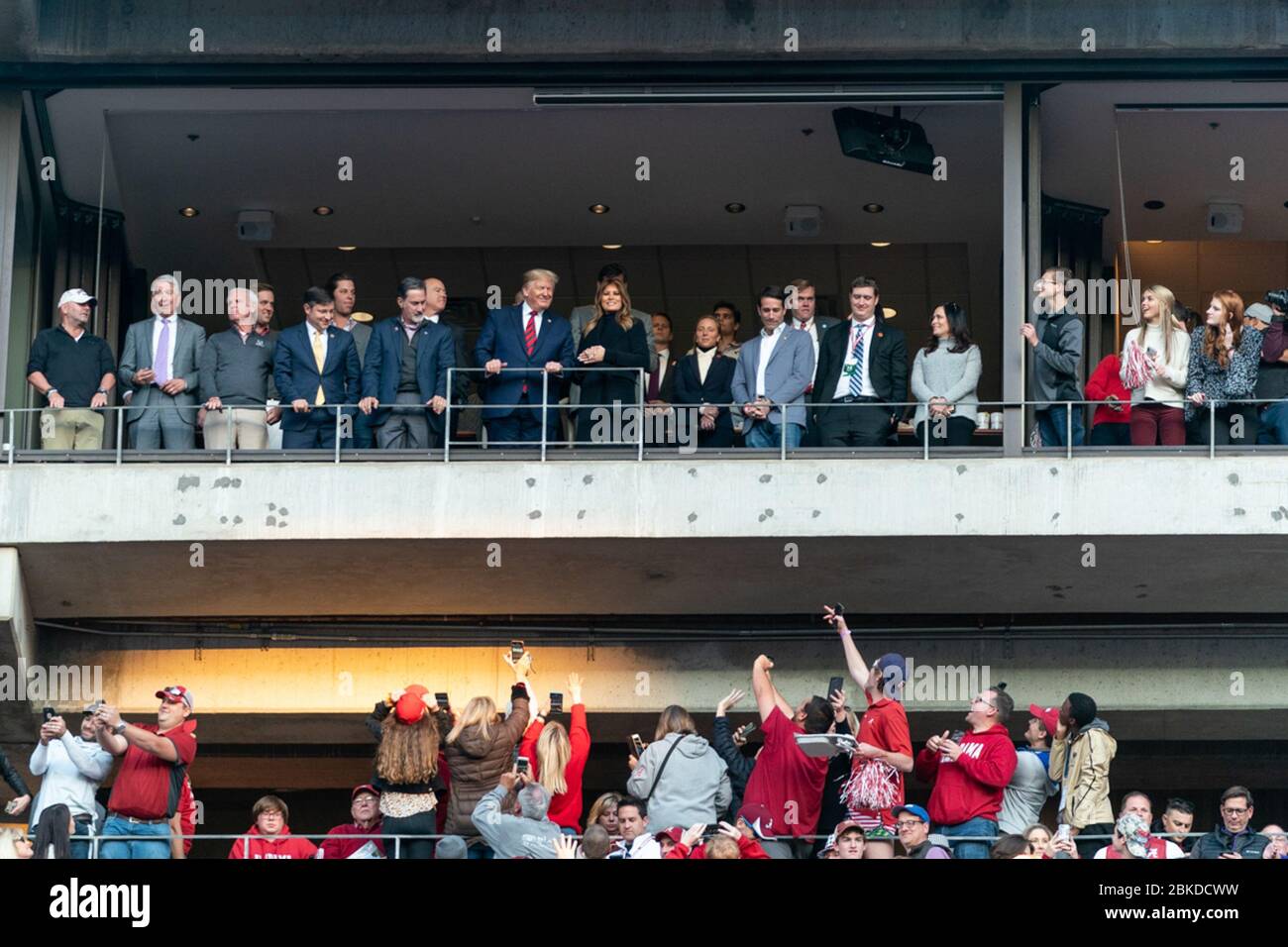 Le président Donald J. Trump et la première Dame Melania Trump observent l'action sur le terrain au stade Bryant-Denny le samedi 9 novembre 2019, tout en participant au match de football de l'Université d'Alabama - Louisiana State University à Tuscaloosa, le président de l'Ala Trump et la première Dame Melania Trump en Alabama Banque D'Images