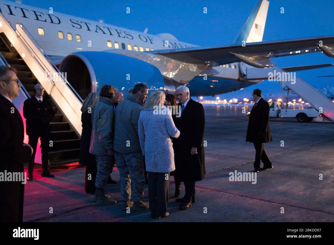 Le vice-président Mike Pence et Mme Karen Pence débarquent de la Force aérienne deux à la base conjointe Elmendorf-Richardson, le lundi 5 février 2018, Et sont accueillis par le gouverneur de l'Alaska Bill Walker (R-AK) et son épouse Dann Walker, le général Lori Robinson, le Commandant du Commandement Nord américain et du Commandement de la Défense aérospatiale de l'Amérique du Nord, le général de gauche Kenneth Wilsbach, commandant de la région du Commandement de la Défense aérospatiale de l'Alaska et son épouse Cindy Wilsbach, à Anchorage, en Alaska. Visite du vice-président Pence en Asie Banque D'Images