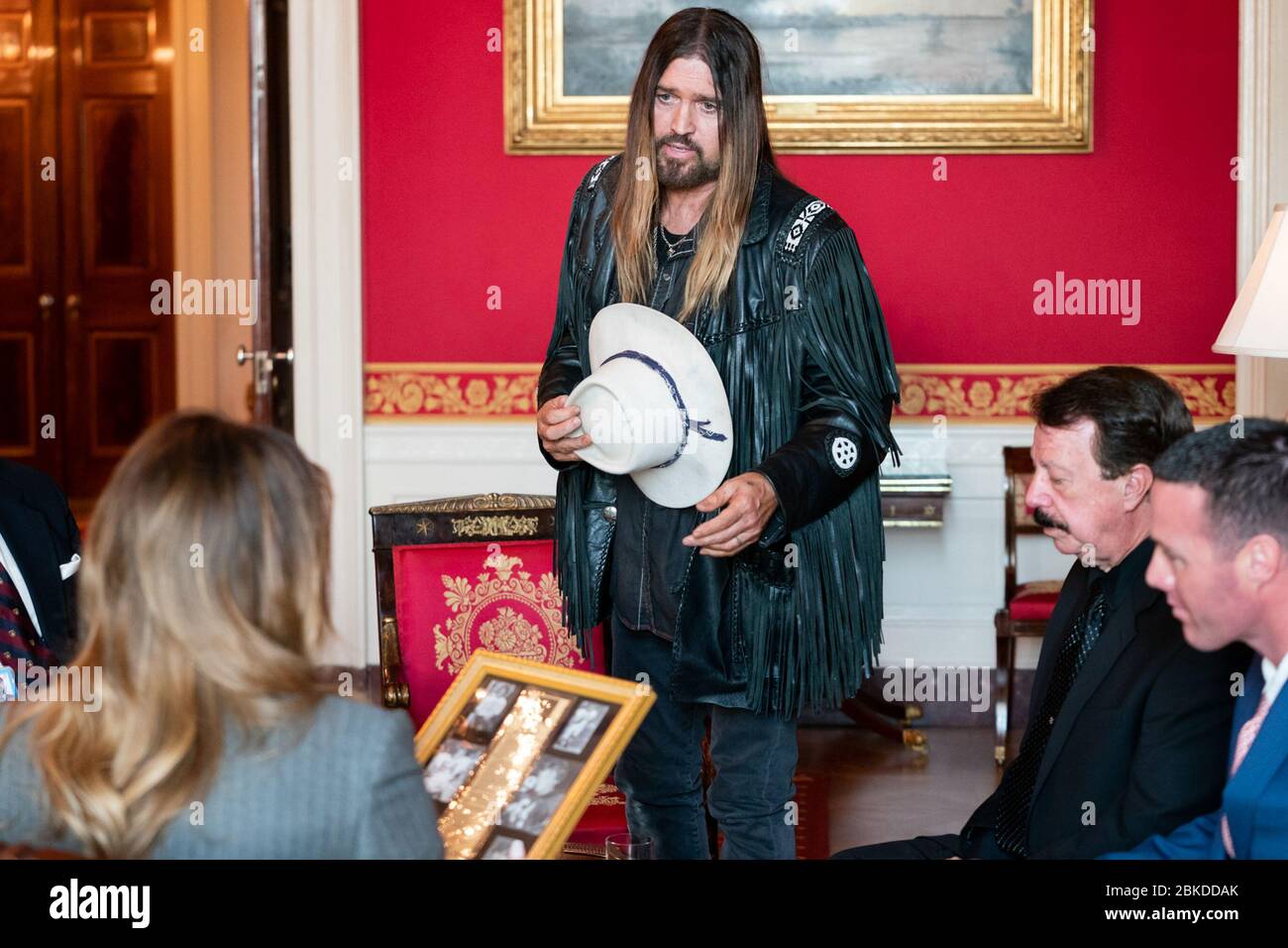 Le musicien Billy Ray Cyrus, accompagné de David et Joshua Smith, parle à la première Dame Melania Trump de la cyberintimidation et de la mort de Channing Smith, 16 ans, lundi 18 novembre 2019, dans la salle rouge de la Maison Blanche. Channing est mort par suicide en septembre après un incident de cyberintimidation. La première Dame Melania Trump rencontre Billy Ray Cyrus et la famille Smith Banque D'Images