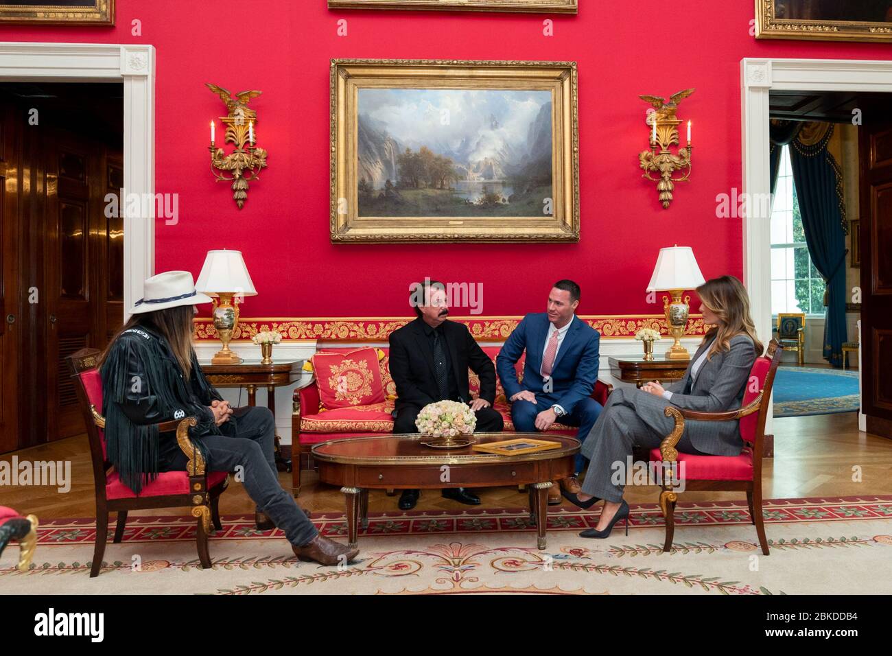 La première dame Melania Trump a rencontré le musicien Billy Ray Cyrus et la famille de Channing Smith, 16 ans, le 18 novembre 2019, pour discuter de l’impact de la cyberintimidation et de la sécurité en ligne. La réunion a eu lieu dans la salle rouge de la Maison Blanche. Banque D'Images