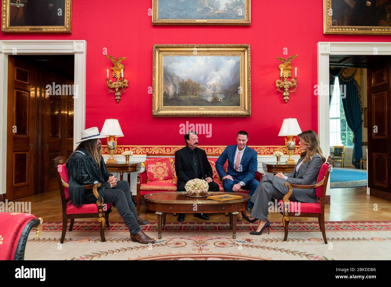 Le 18 novembre 2019, la première dame Melania Trump a rencontré le musicien Billy Ray Cyrus et la famille Smith pour discuter de la cyberintimidation et de la sécurité en ligne à la suite du suicide tragique de Channing Smith, 16 ans. Banque D'Images