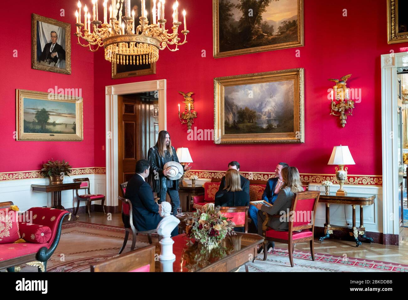 Billy Ray Cyrus et la famille Smith discutent des effets de la cyberintimidation avec la première dame Melania Trump à la Maison Blanche le 18 novembre 2019. La discussion a porté sur la mort tragique de Channing Smith, 16 ans. Banque D'Images