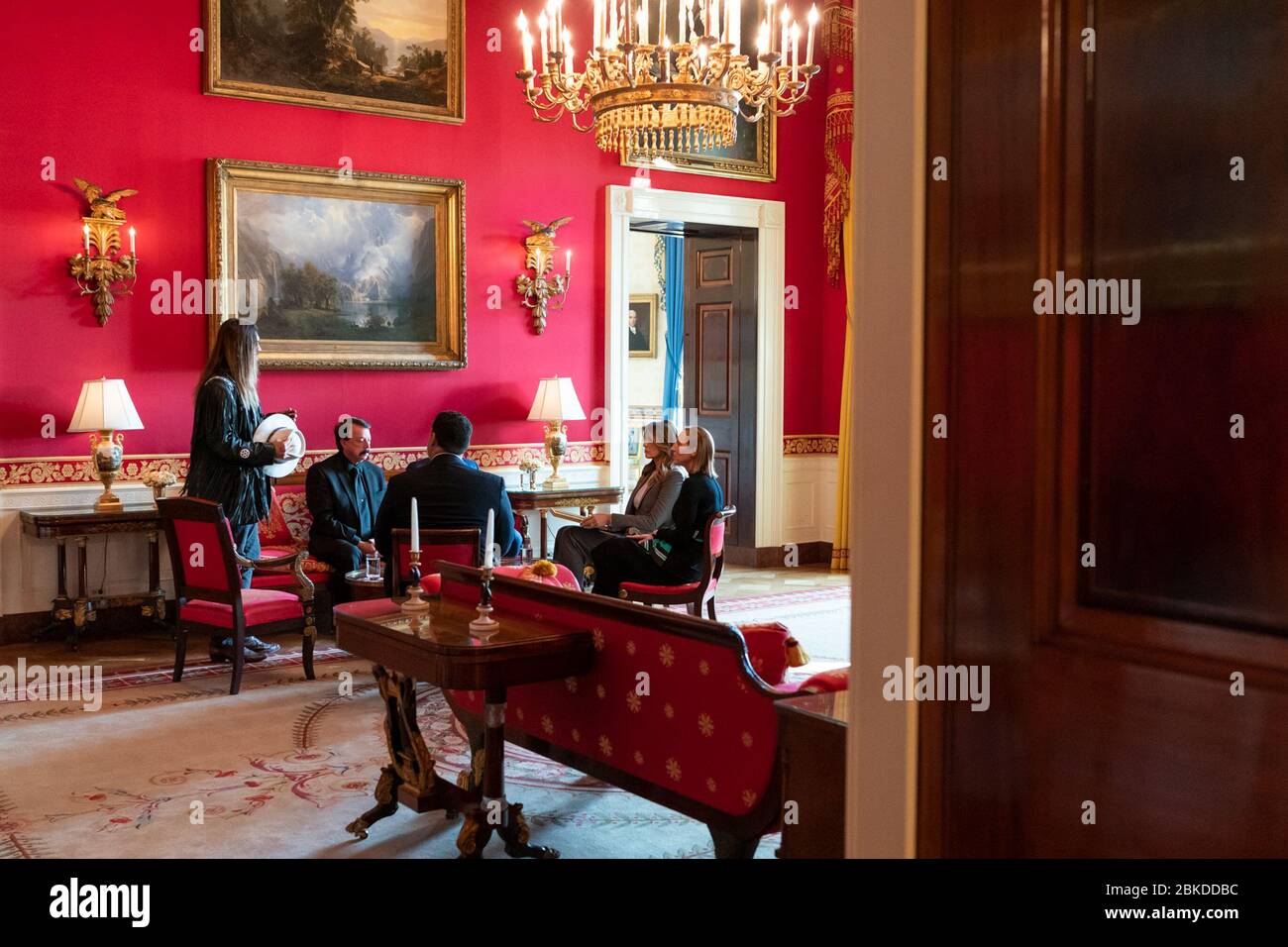 Le 18 novembre 2019, le musicien Billy Ray Cyrus, aux côtés de David et Joshua Smith, s’est entretenu avec la première dame Melania Trump dans la Red Room de la Maison Blanche au sujet de la cyberintimidation et de la mort tragique de Channing Smith, 16 ans, qui s’est suicidé suite à un incident d’intimidation en ligne. Banque D'Images