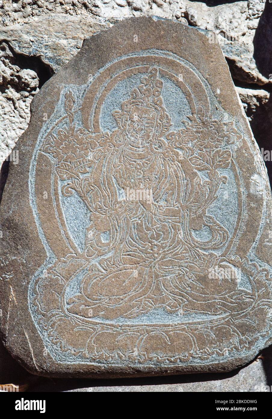 Leh, Ladakh, Inde - oct 1986 : une pierre Mani, une pierre plate sculptée avec des images ou des lettres bouddhistes, sur un site bouddhiste à Leh, Ladakh. Film 35 mm numérisé. Banque D'Images