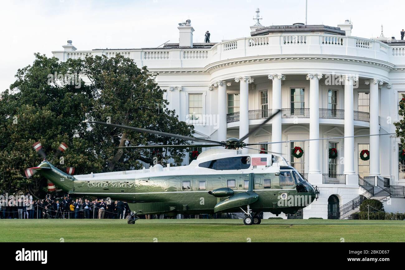 Le 26 novembre 2019, Marine One, transportant la première famille, quitte la pelouse sud de la Maison Blanche pour leur voyage de Thanksgiving à Palm Beach, en Floride. Banque D'Images