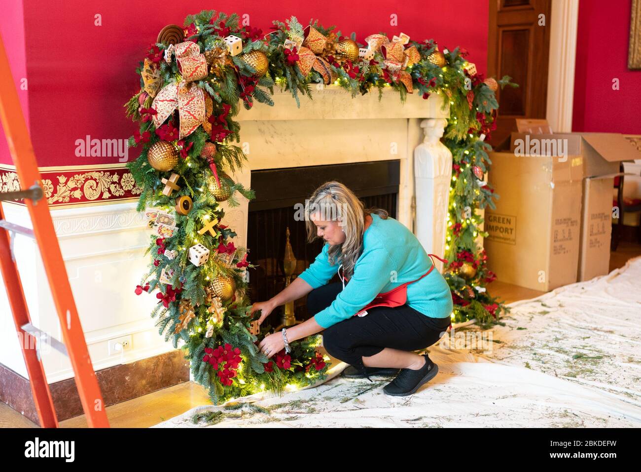 À la fin de 2019, des bénévoles se sont rassemblés pour décorer la Maison Blanche pour la période de Noël, contribuant à créer une atmosphère festive à la résidence présidentielle de Washington Banque D'Images À la fin de 2019, des bénévoles se sont rassemblés pour décorer la Maison Blanche pour la période de Noël, contribuant à créer une atmosphère festive à la résidence présidentielle de Washington Banque D'Images