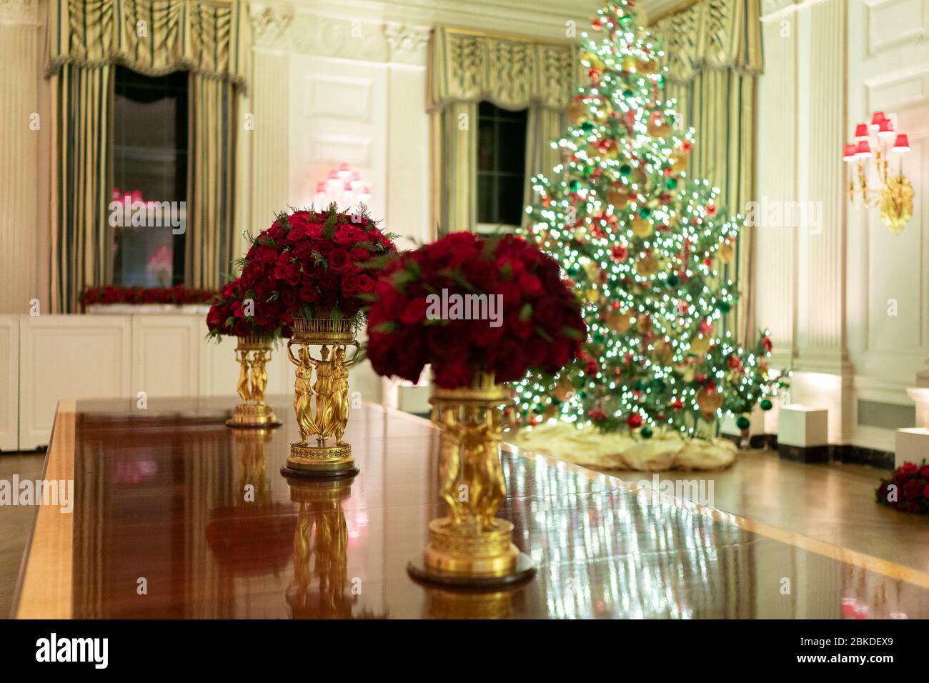 Le 1er décembre 2019, la première dame Melania Trump a passé en revue les décorations de Noël dans la salle à manger d'État de la Maison Blanche, marquant le début de la saison des fêtes. Banque D'Images