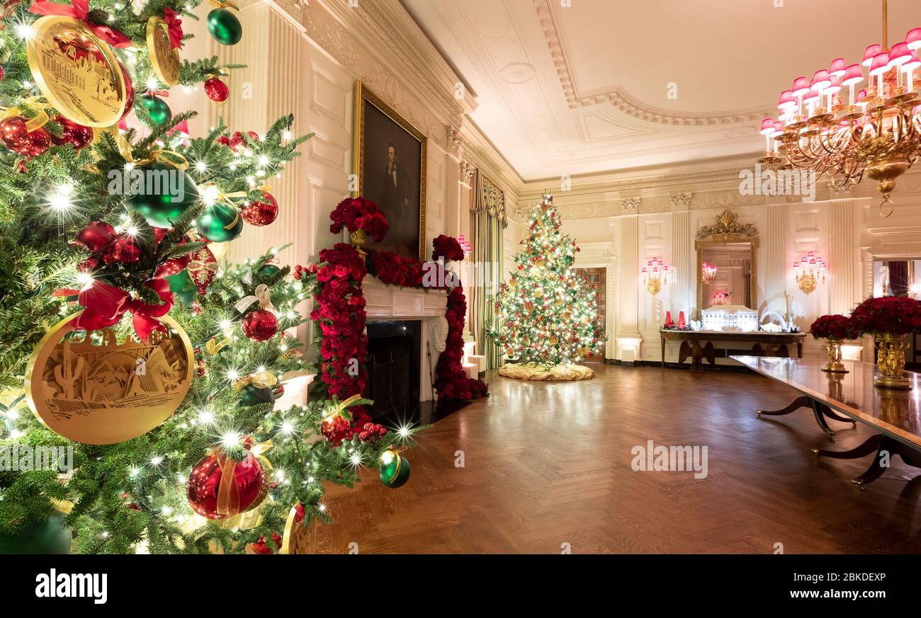 Le 1er décembre 2019, la salle à manger d'État de la Maison Blanche a été décorée pour la saison de Noël, mettant en valeur les décorations traditionnelles des fêtes. Banque D'Images