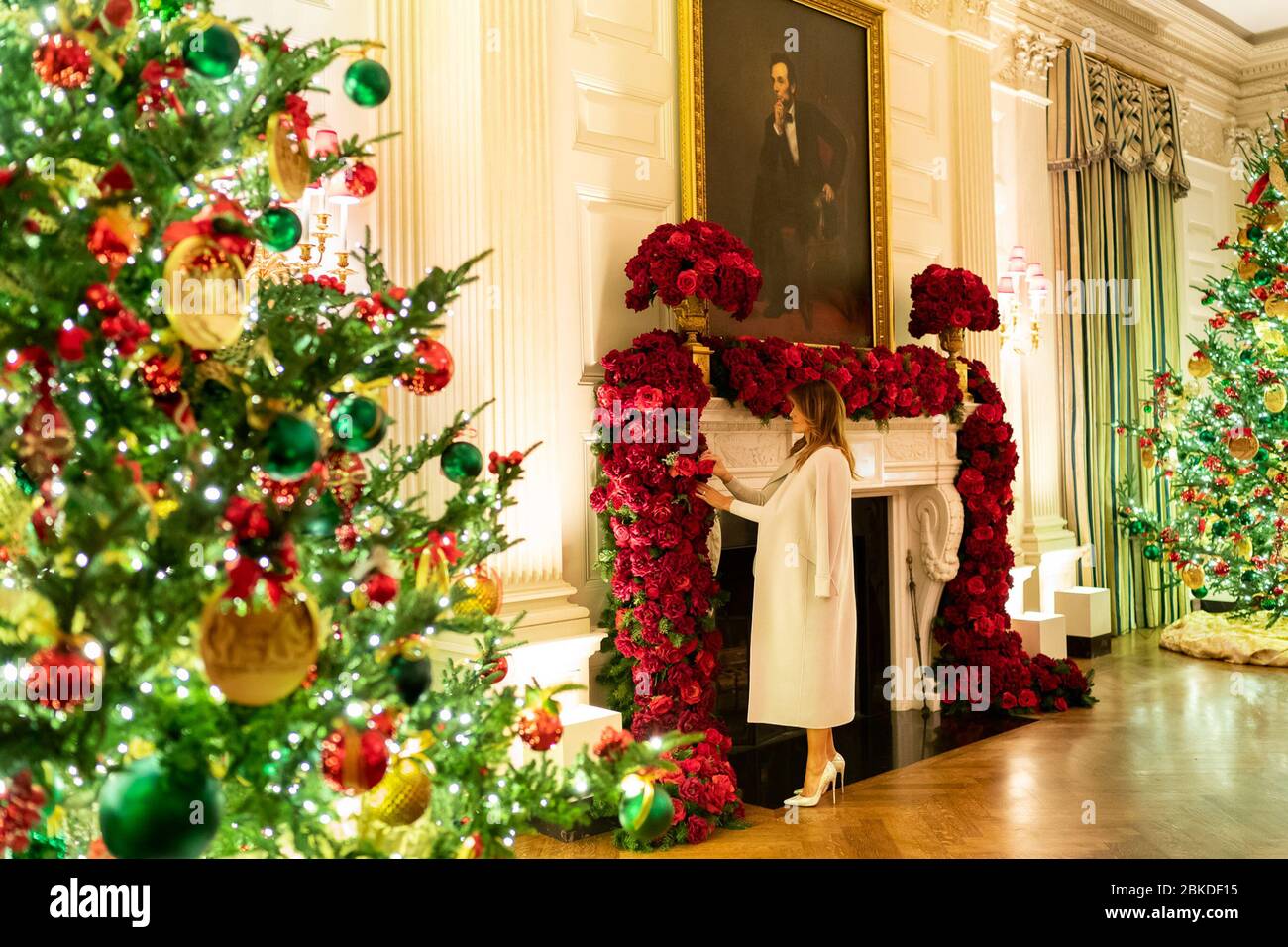 Le 1er décembre 2019, la première dame Melania Trump a passé en revue les décorations de Noël dans la salle à manger d'État de la Maison Blanche. On la voit admirer une guirlande de roses dans le cadre de la tradition annuelle de préparation pour la saison des fêtes à la Maison Blanche. Banque D'Images