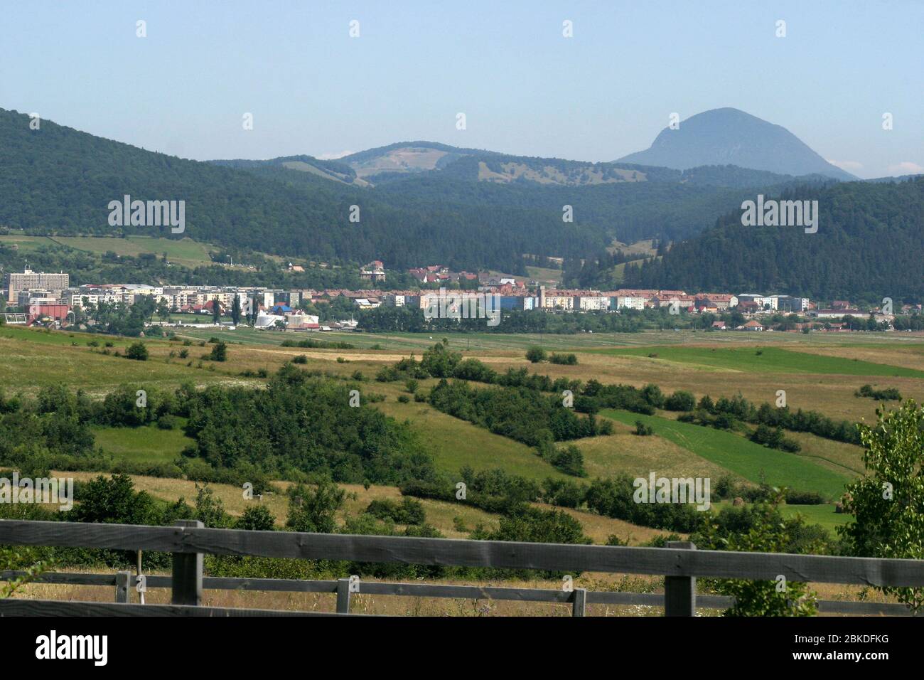 Paysage dans le comté de Brasov, Roumanie, avec des immeubles d'appartements de l'époque communiste vus dans la ville de Zarnesti. Banque D'Images