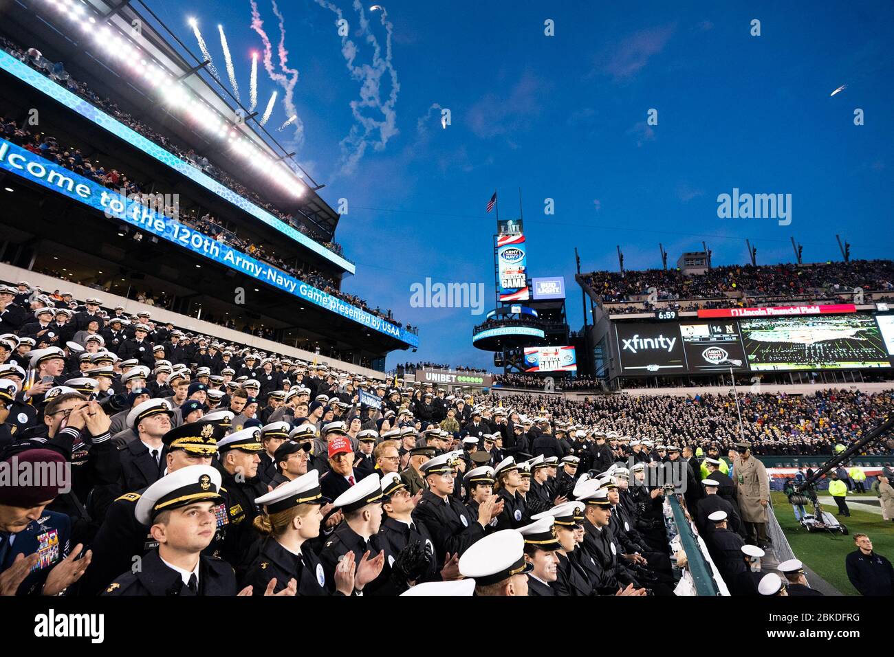 Le président Donald J. Trump observe un survol militaire avec les cadets de la Marine américaine lors du 120ème match de football de la Marine militaire à Lincoln Financial Field à Philadelphie, en Pennsylvanie. Le président Trump au match de football de la Marine nationale Banque D'Images