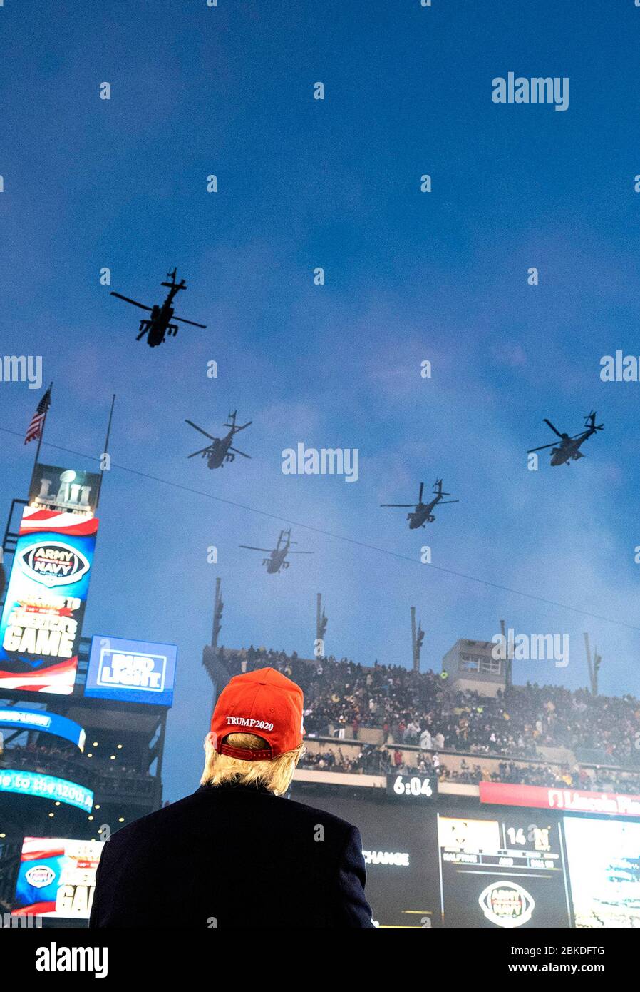 Le président Donald J. Trump observe un survol militaire avec les cadets de la Marine américaine lors du 120ème match de football de la Marine militaire à Lincoln Financial Field à Philadelphie, en Pennsylvanie. Le président Trump au match de football de la Marine nationale Banque D'Images