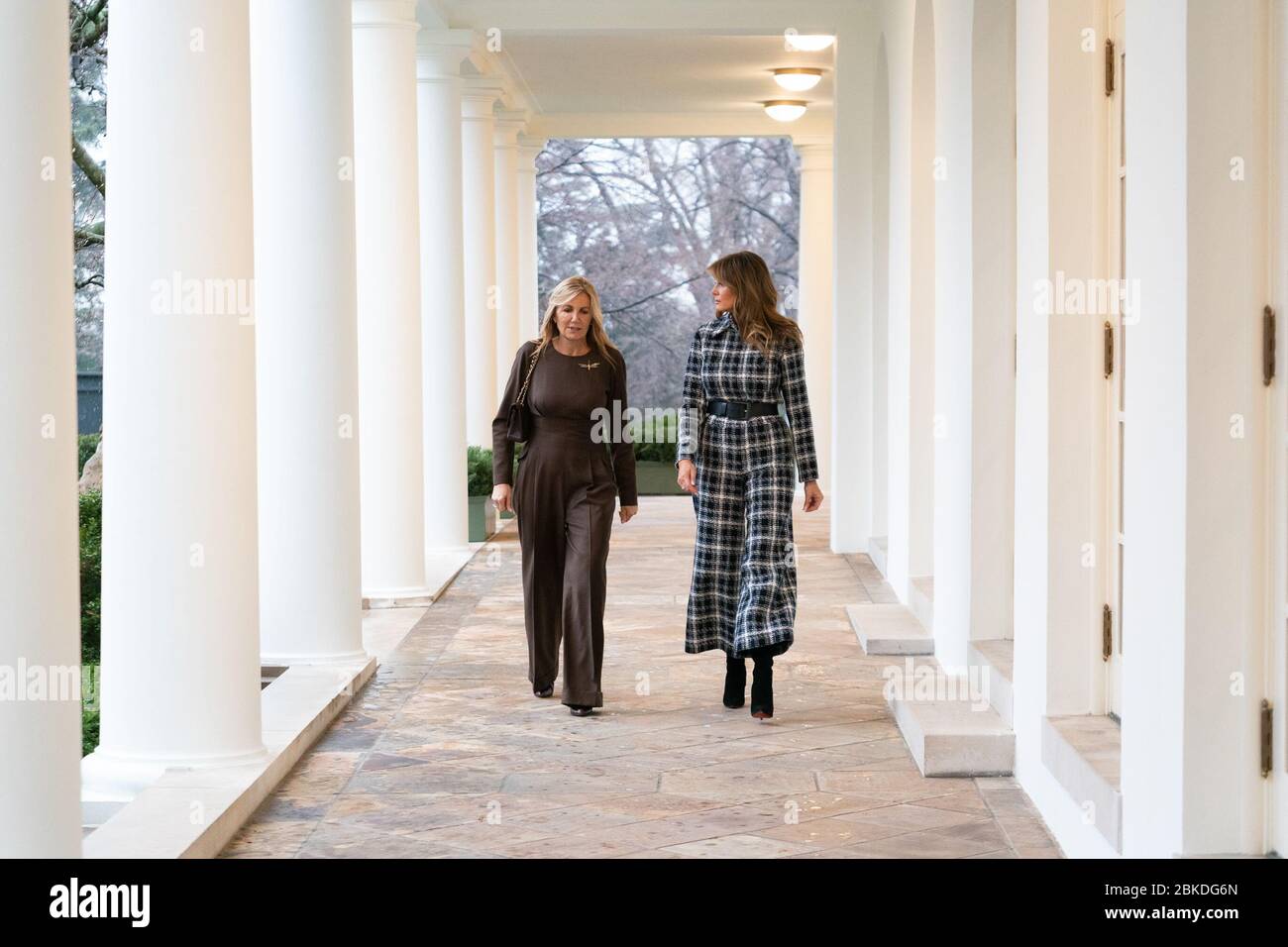 Le 7 janvier 2020, la première dame Melania Trump et MRS Mareva Grabowski-Mitsotakis, épouse du premier ministre grec Kyriakos Mitsotakis, ont marché ensemble le long de la Colonnade de la Maison Blanche lors de la visite du premier ministre grec et de son épouse. Banque D'Images
