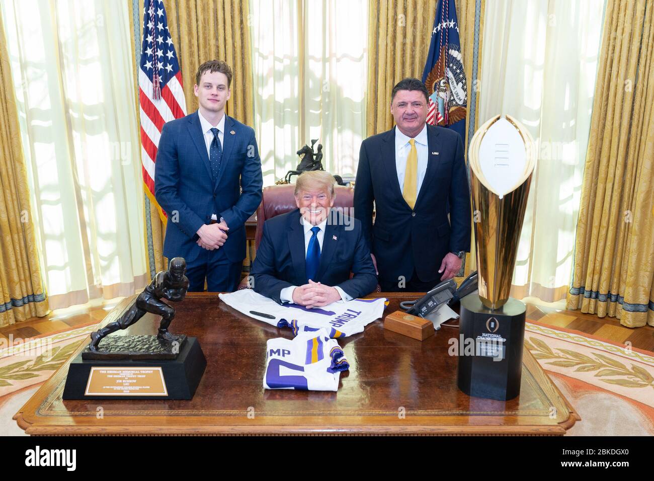 Le président Donald J. Trump accueille avec satisfaction le chef de l’entraîneur de football de LSU, Ed Orgeron, et le quarterback Joe Burrow, au Bureau ovale vendredi 17 janvier 2020, de la Maison Blanche. Le football LSU à la Maison Blanche Banque D'Images