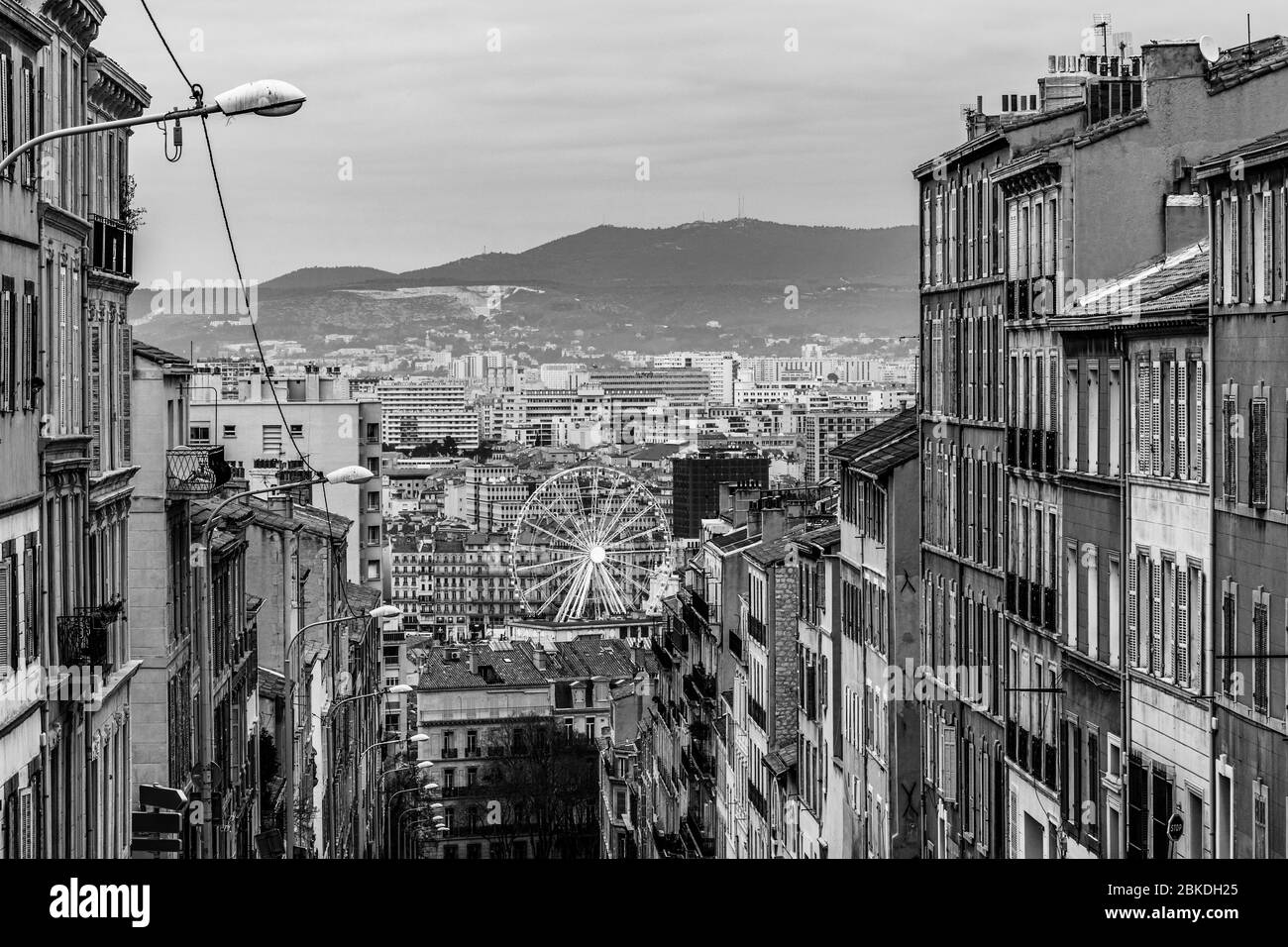 Image en noir et blanc d une rue menant au vieux port de Marseille