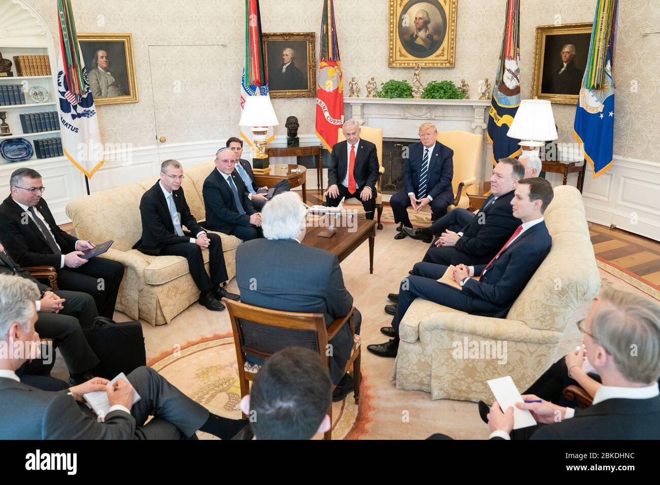 Le 27 janvier 2020, le président Donald Trump a rencontré le premier ministre israélien Benjamin Netanyahu dans le bureau ovale pour discuter des relations bilatérales, de la coopération en matière de sécurité et des questions régionales. Banque D'Images Le 27 janvier 2020, le président Donald Trump a rencontré le premier ministre israélien Benjamin Netanyahu dans le bureau ovale pour discuter des relations bilatérales, de la coopération en matière de sécurité et des questions régionales. Banque D'Images