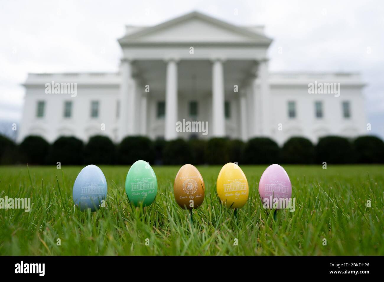 Le 27 janvier 2020, les 2020 œufs de Pâques de la Maison Blanche ont été exposés à la Maison Blanche. L'événement annuel Easter Egg Roll présente des œufs en bois fabriqués à la main, souvent signés par le président des États-Unis. Banque D'Images Le 27 janvier 2020, les 2020 œufs de Pâques de la Maison Blanche ont été exposés à la Maison Blanche. L'événement annuel Easter Egg Roll présente des œufs en bois fabriqués à la main, souvent signés par le président des États-Unis. Banque D'Images