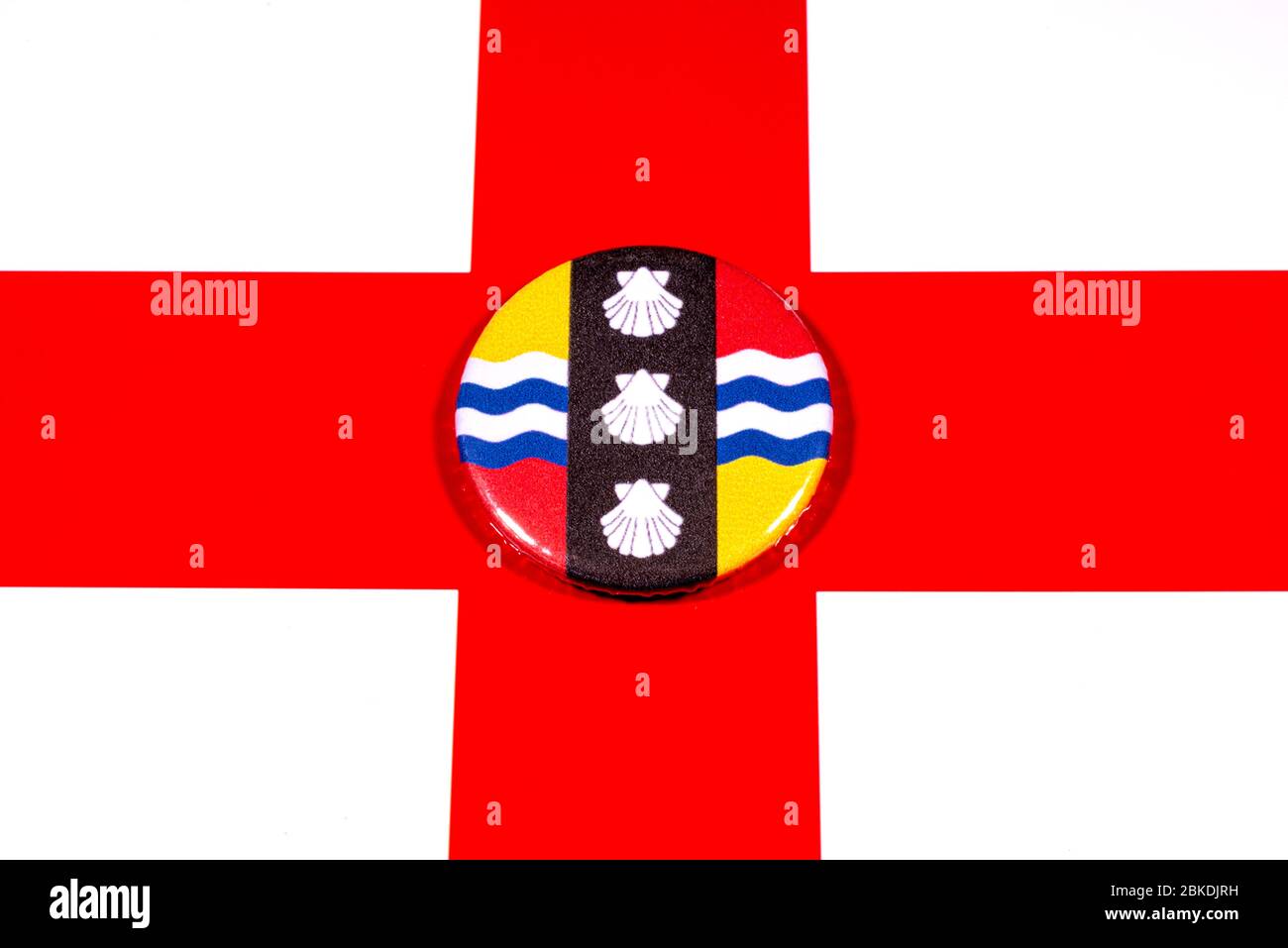 Un badge représentant le drapeau du comté anglais de Bedfordshire photographié sur le drapeau anglais. Banque D'Images