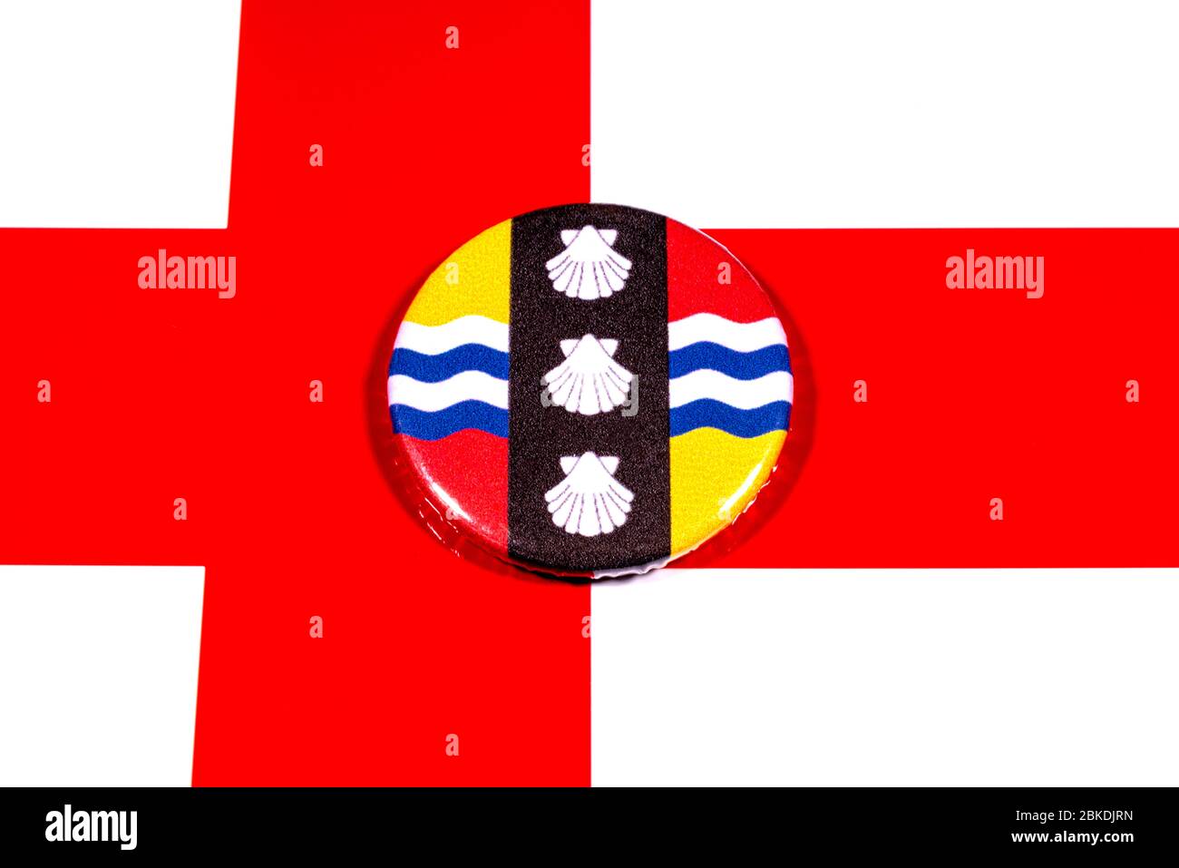 Un badge représentant le drapeau du comté anglais de Bedfordshire photographié sur le drapeau anglais. Banque D'Images