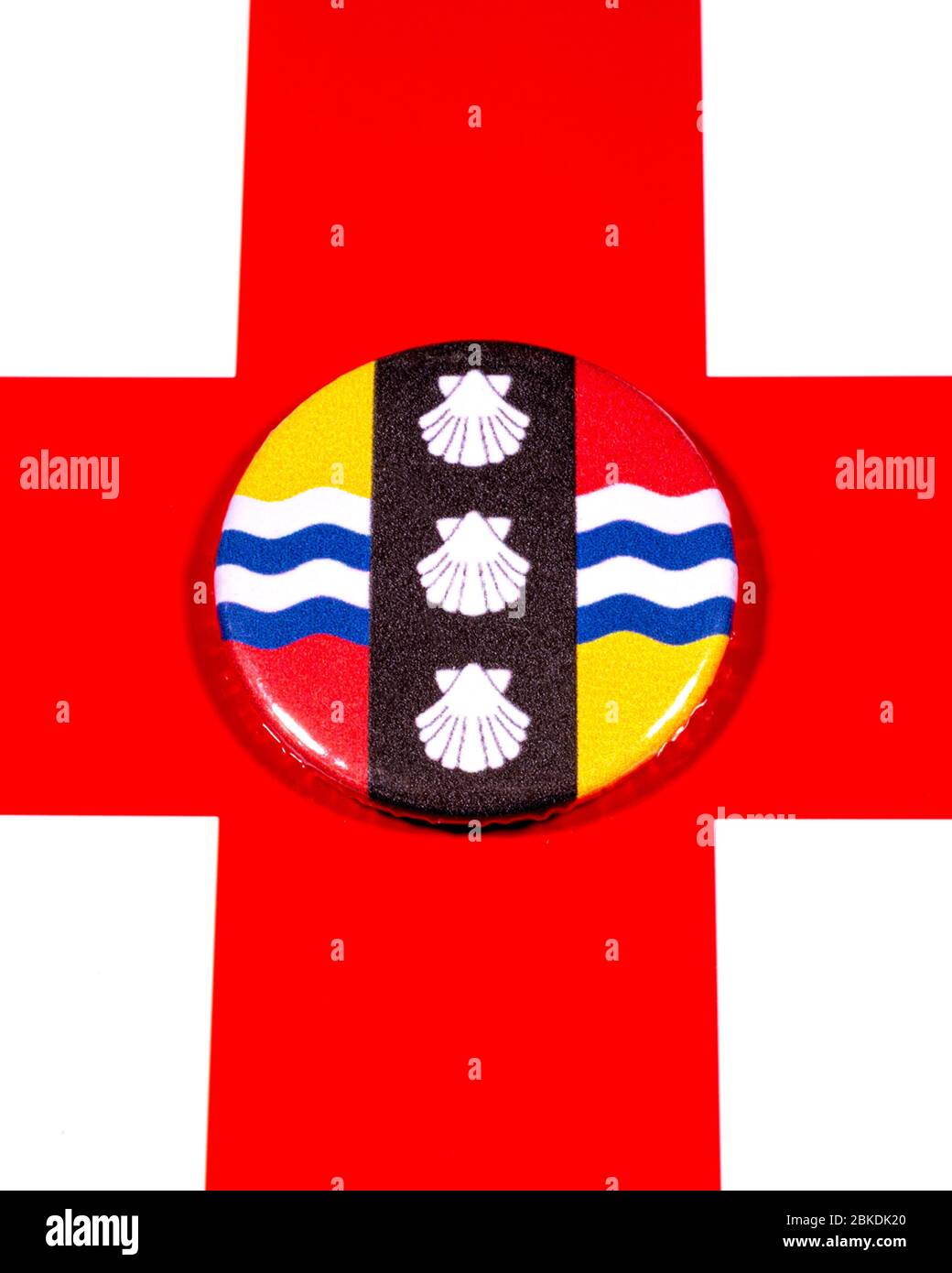 Un badge représentant le drapeau du comté anglais de Bedfordshire photographié sur le drapeau anglais. Banque D'Images
