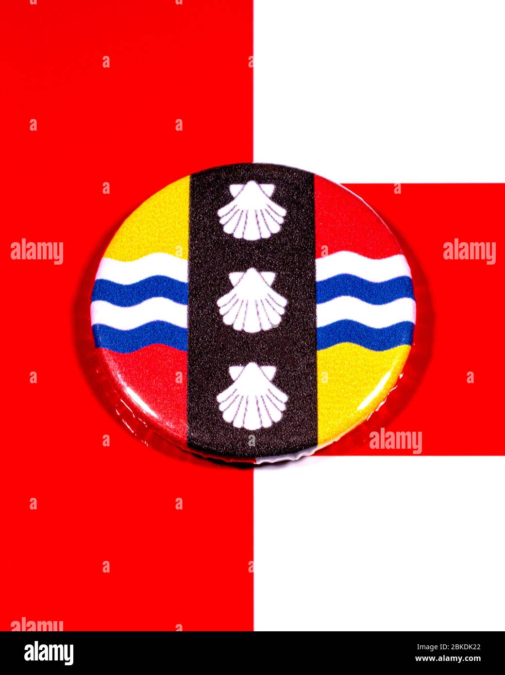 Un badge représentant le drapeau du comté anglais de Bedfordshire photographié sur le drapeau anglais. Banque D'Images