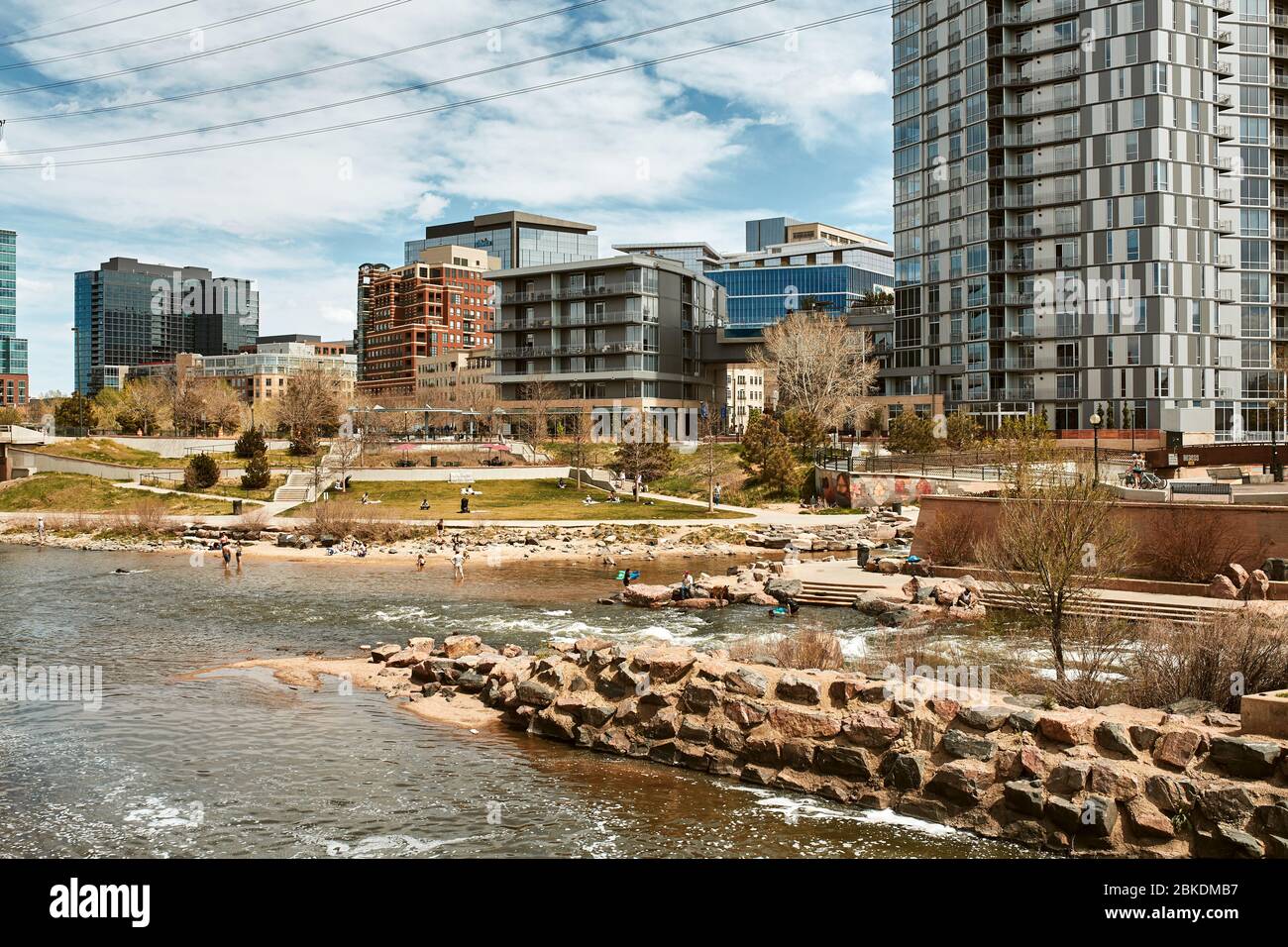 Denver, Colorado - 1er mai 2020 : South Platte River entouré d'appartements et de bureaux à Shoemaker Plaza dans Confluence Park Banque D'Images