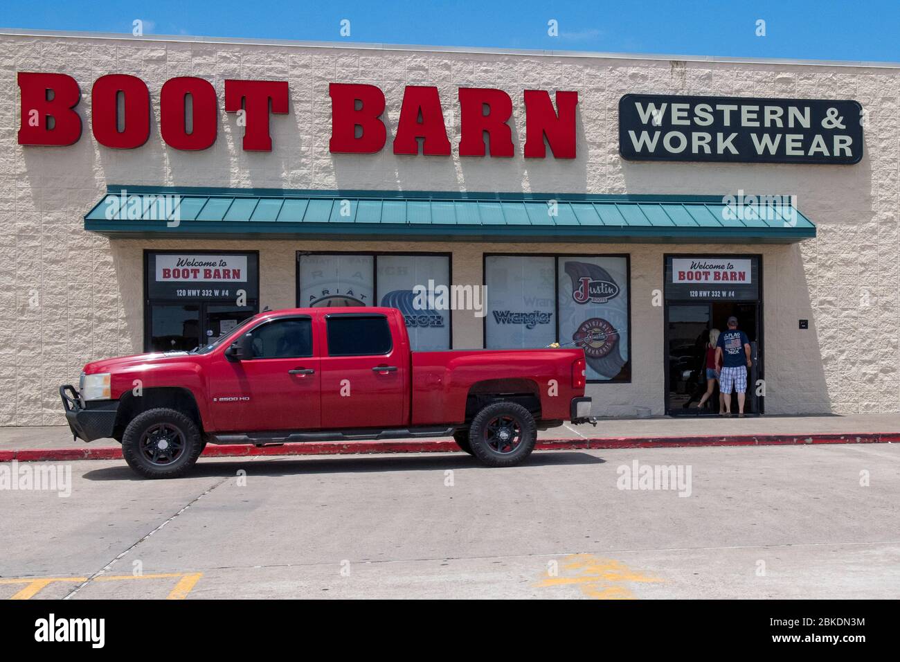 Lake Jackson, États-Unis. 3 mai 2020. Les clients entrent dans le magasin de vêtements Boot Barn à Lake Jackson, Texas, le dimanche 3 mai 2020. Les magasins de détail du Texas ont été autorisés à rouvrir pour les clients à faible capacité à partir du 1 mai, l'état ayant commencé à assouplir les restrictions basées sur COVID-19. Photo de Trask Smith/UPI crédit: UPI/Alay Live News Banque D'Images