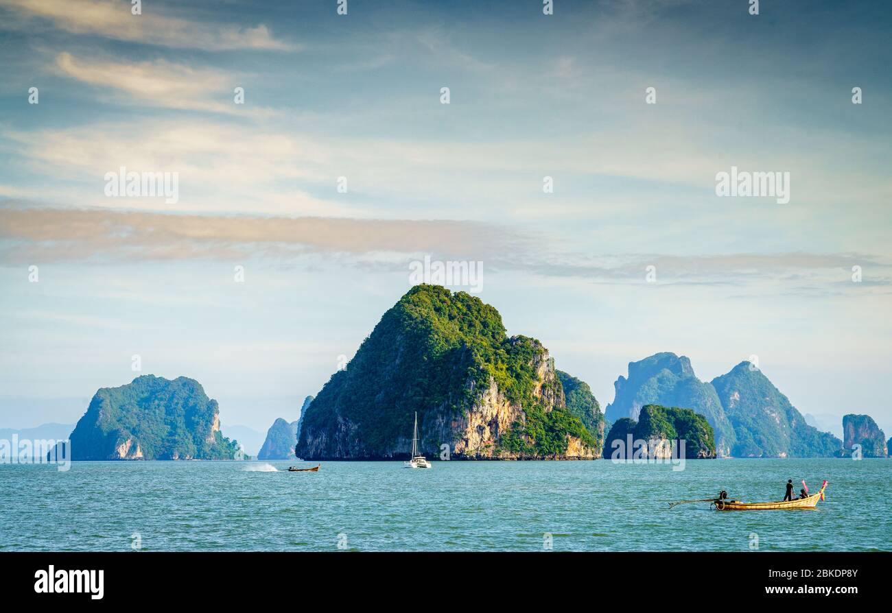 Vue panoramique sur une chaîne d'îles dans la mer d'Andaman en Thaïlande Banque D'Images