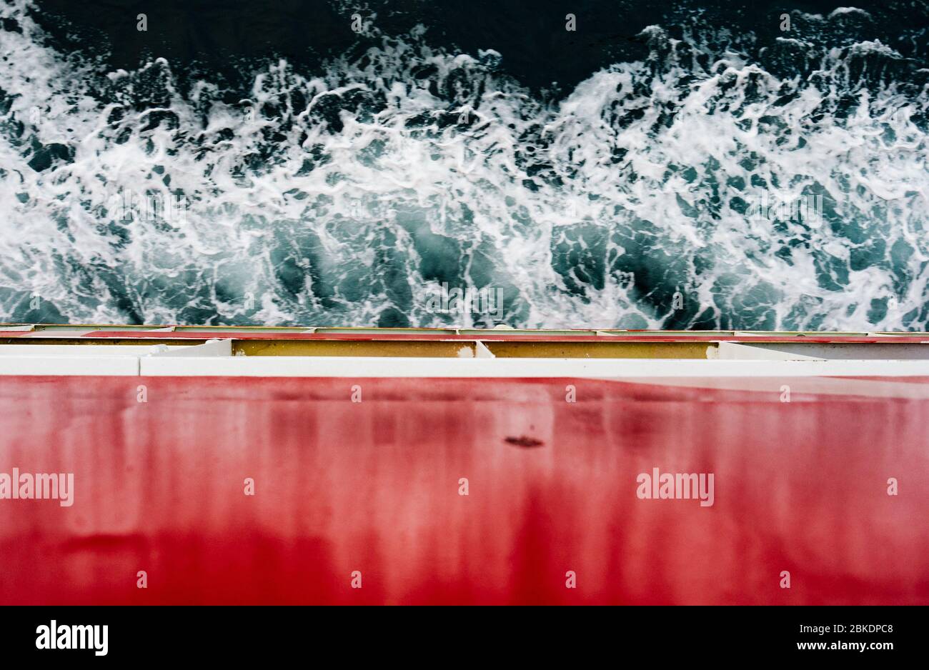 Vue abstraite du dessus d'une vague d'arc faite par un navire en mer. Foyer sélectif Banque D'Images