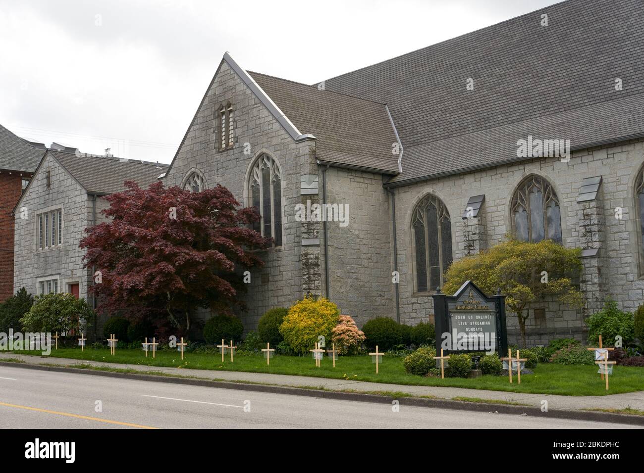 Vancouver, Canada, 3 mai 2020. Une rangée de croix en bois à l'extérieur d'une église honorent les personnes décédées pendant la pandémie de COVD-19. Banque D'Images