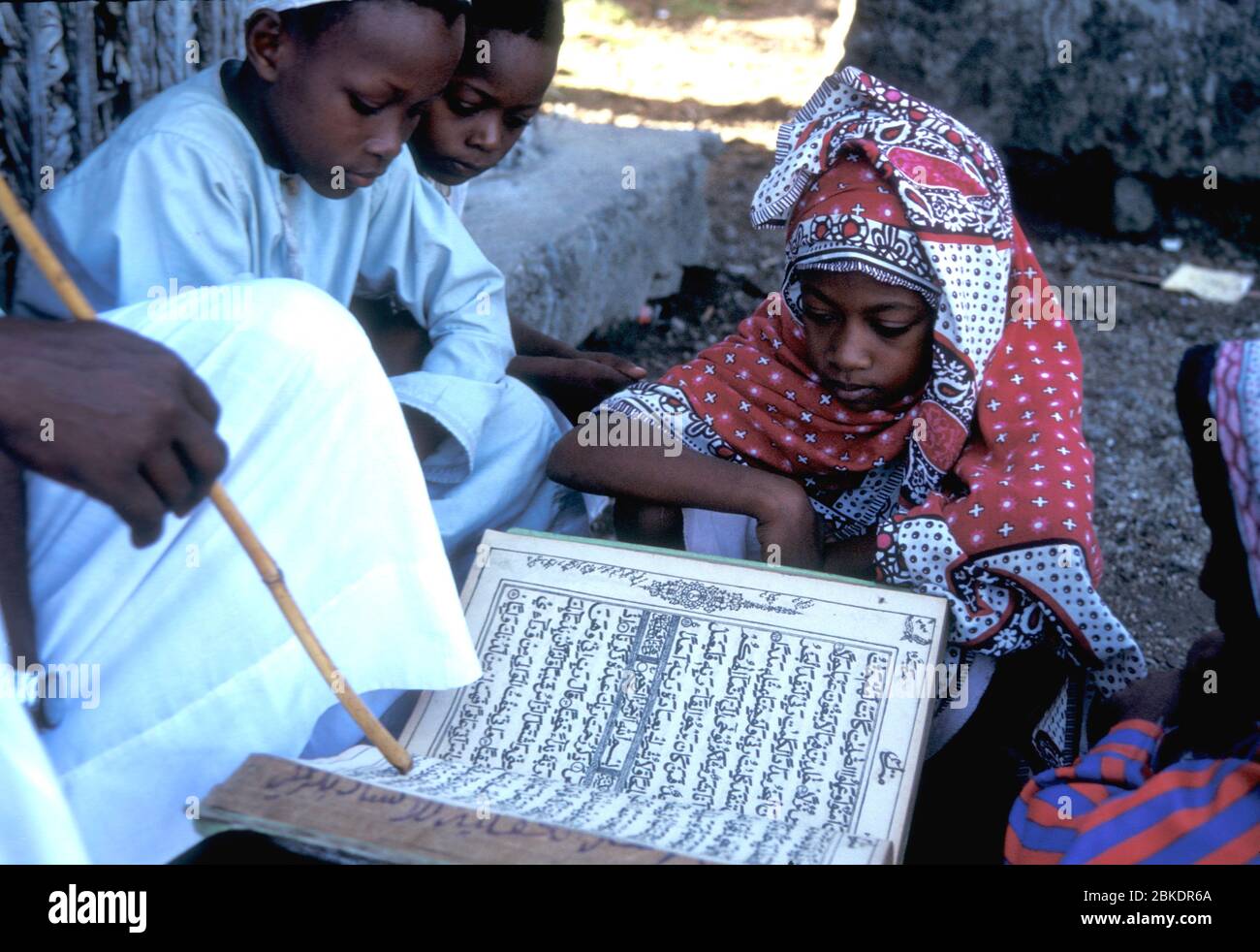 Jeunes élèves du genou de l'enseignant apprenant sur le Coran, Grand Comore, Océan Indien Banque D'Images