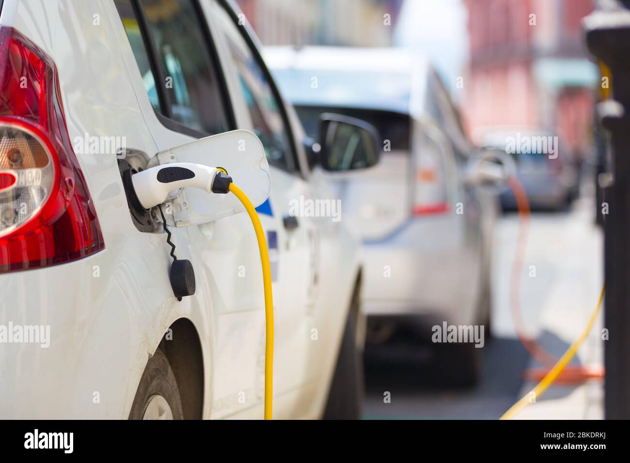 Voiture électrique dans la station de charge. Banque D'Images