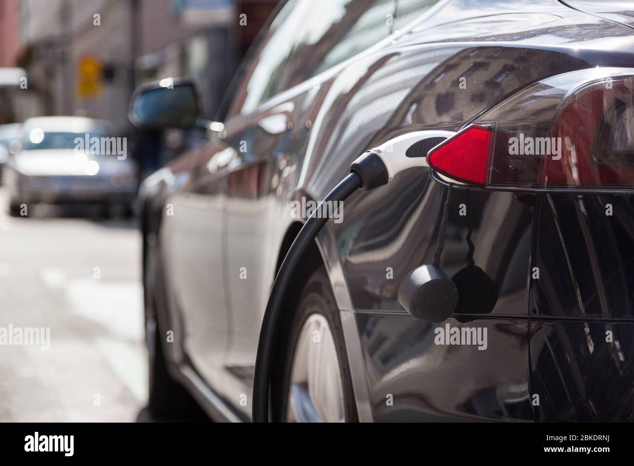 Voiture électrique dans la station de charge. Banque D'Images