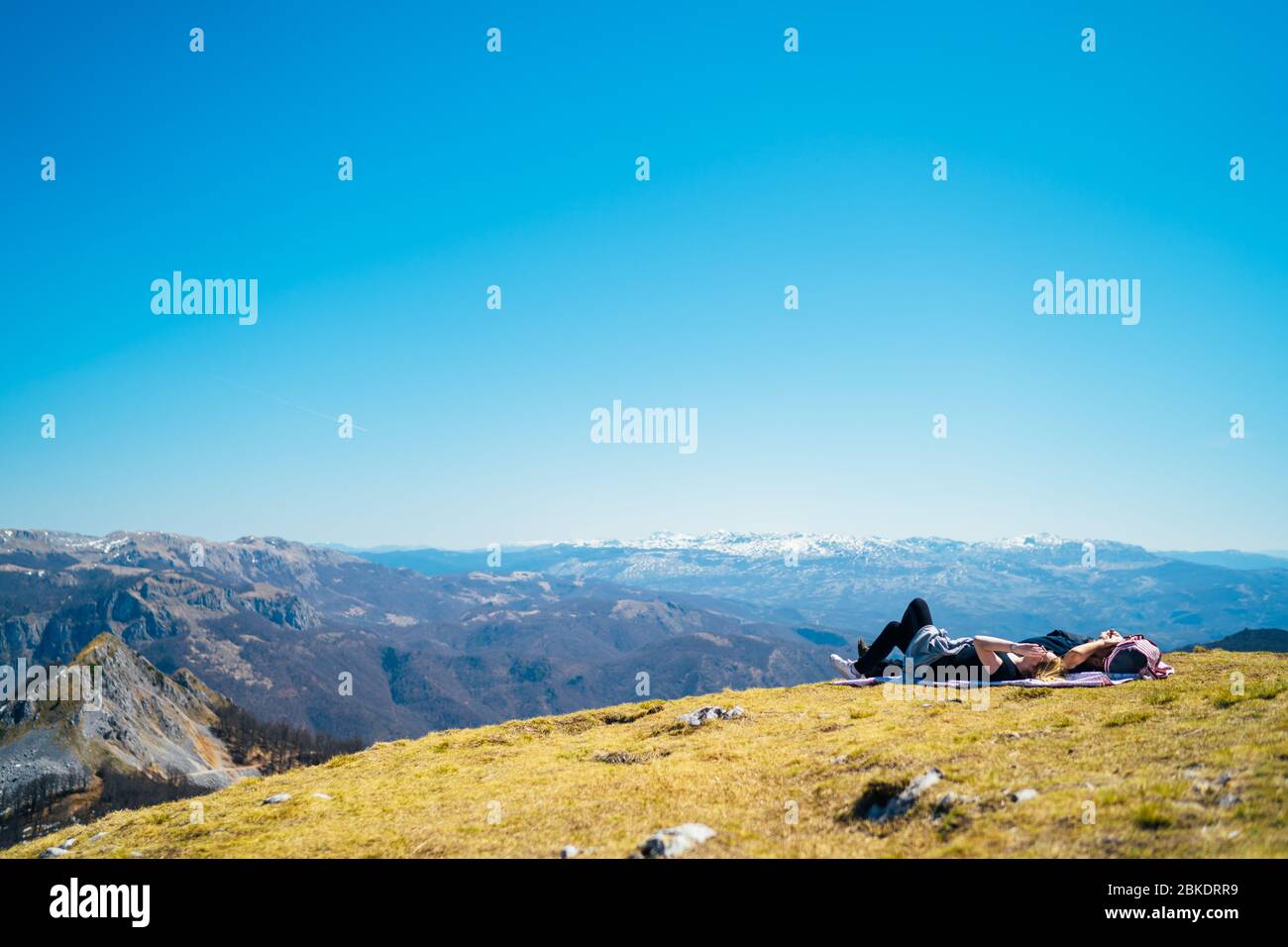 Les jeunes couples passent du temps libre dans le parc national/les montagnes, allongé sur un pré.randonnée en plein air.profiter des loisirs sur le pique-nique.Environnement A Banque D'Images