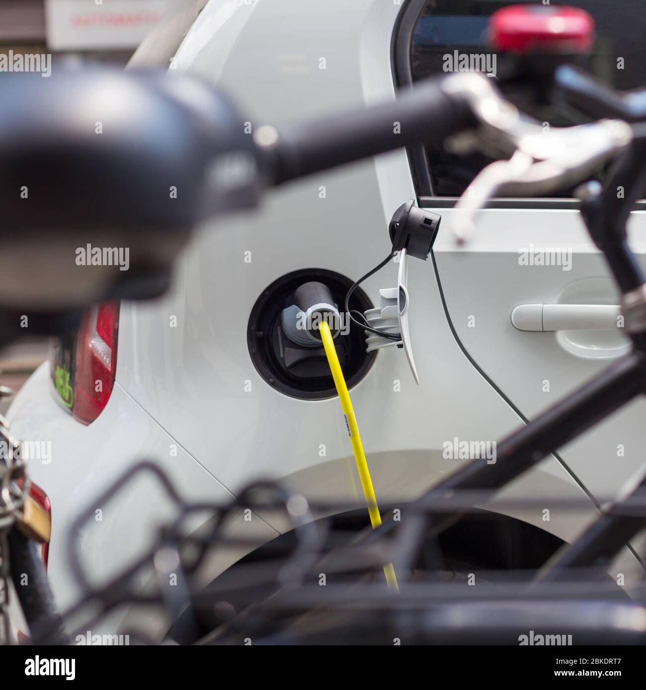 Voiture électrique dans la station de charge. Banque D'Images
