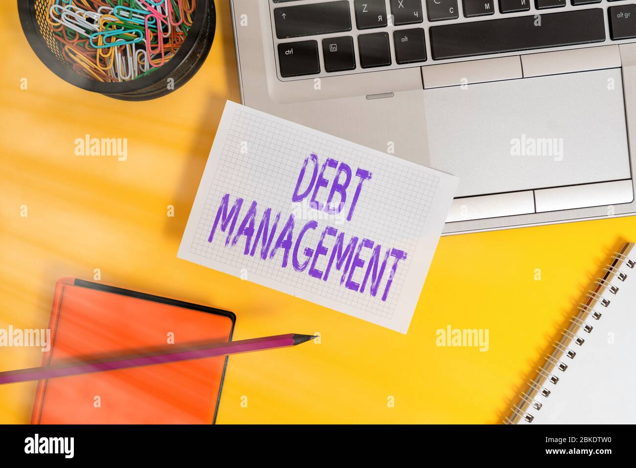 Signe texte montrant la gestion de la dette. Photo d'entreprise présentant l'accord formel entre un débiteur et un créancier ordinateur portable porte-feuille clips conteneur Banque D'Images