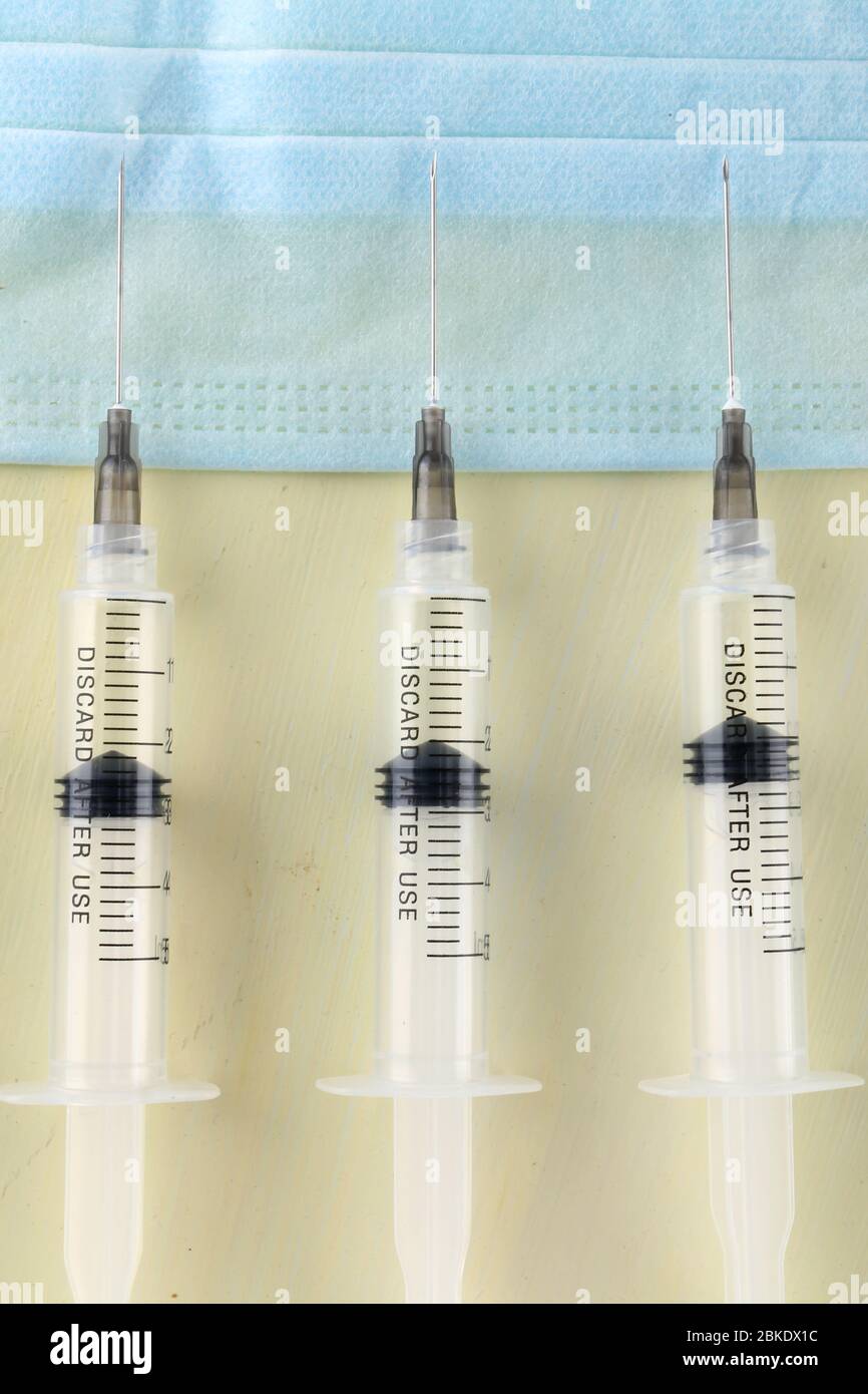 injection sur une table avec des médicaments et un test sanguin du coronavirus. Concept de vaccin. Banque D'Images
