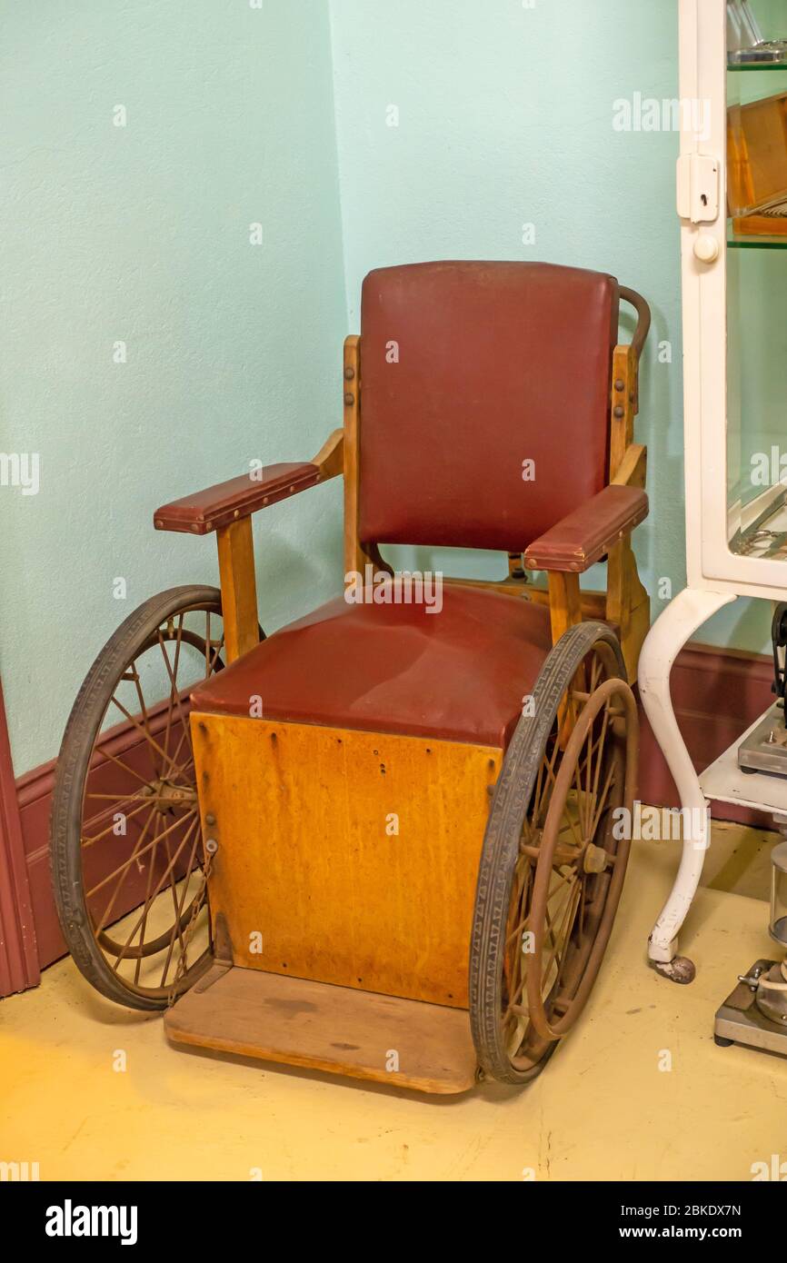 Vintage wheelchair Banque de photographies et d'images à haute résolution -  Alamy