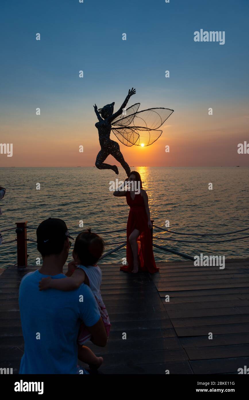Touristes prenant des photos à Sunset Sanato Beach, Phu Quoc Banque D'Images