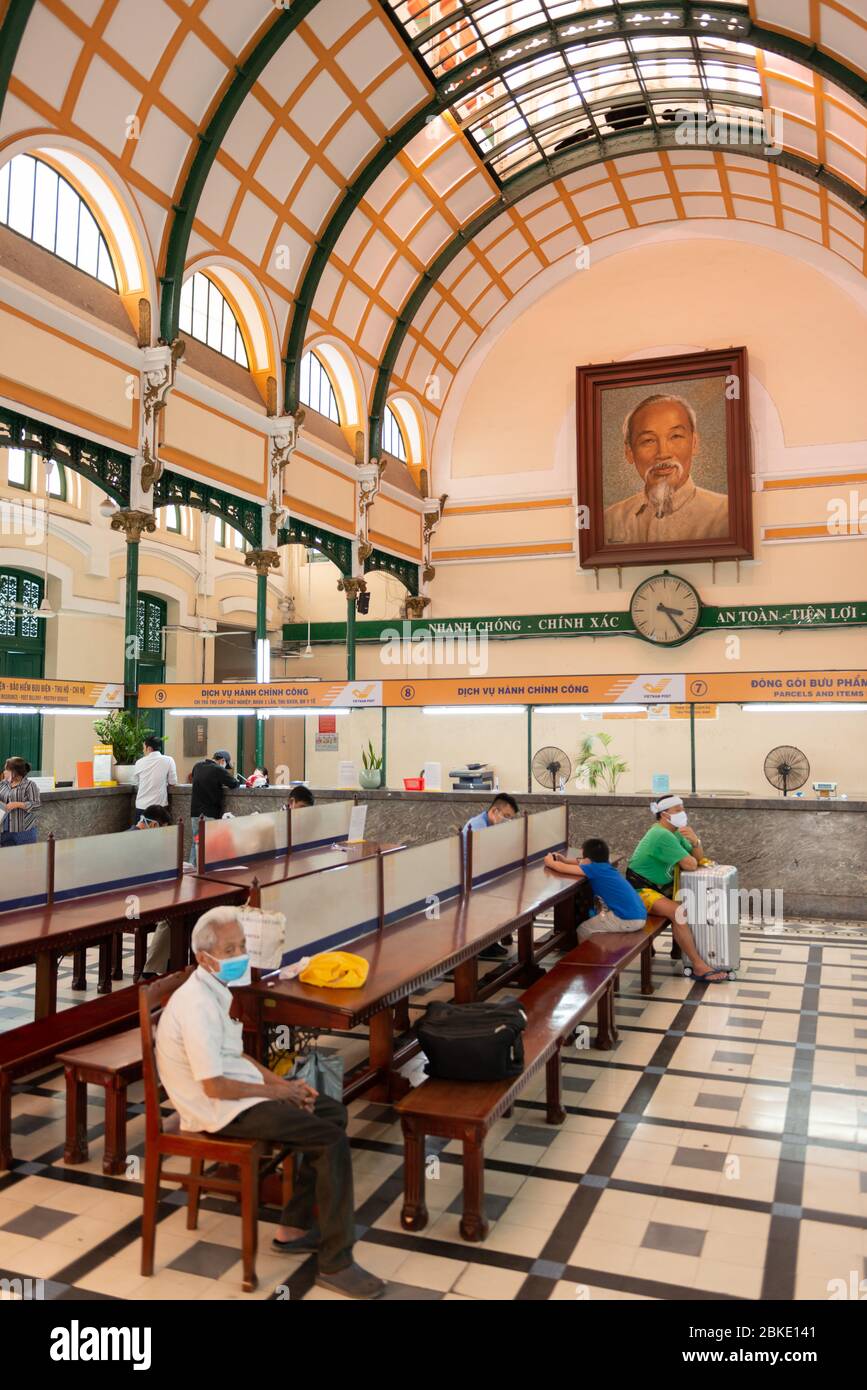 Intérieur du bureau de poste central de Saigon avec le portrait de Ho Chi Minh Banque D'Images