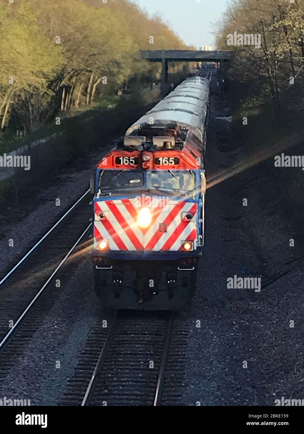 Le train de banlieue Metra Union Pacific North arrive à la gare Winnetka depuis Chicago. Banque D'Images