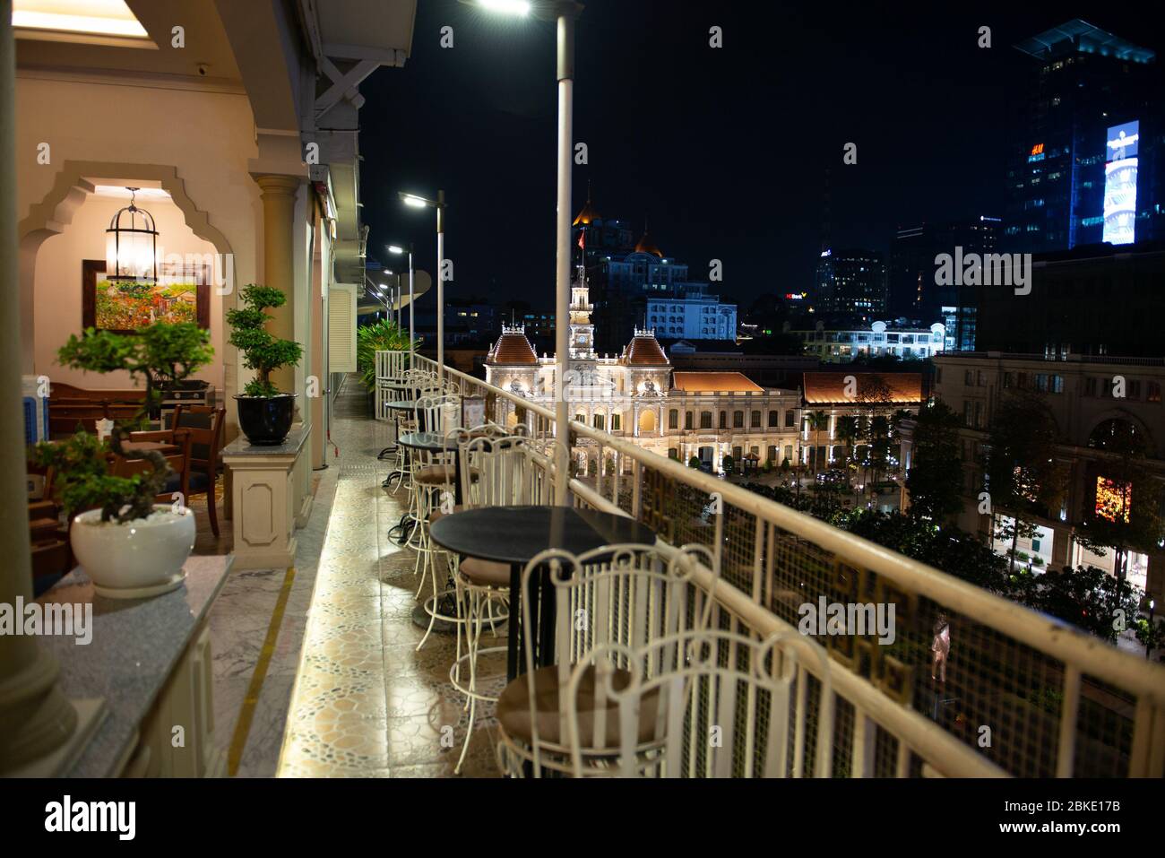 Bar sur le toit du Rex Hotel avec vue sur Ho Chi Minh, Vietnam Banque D'Images