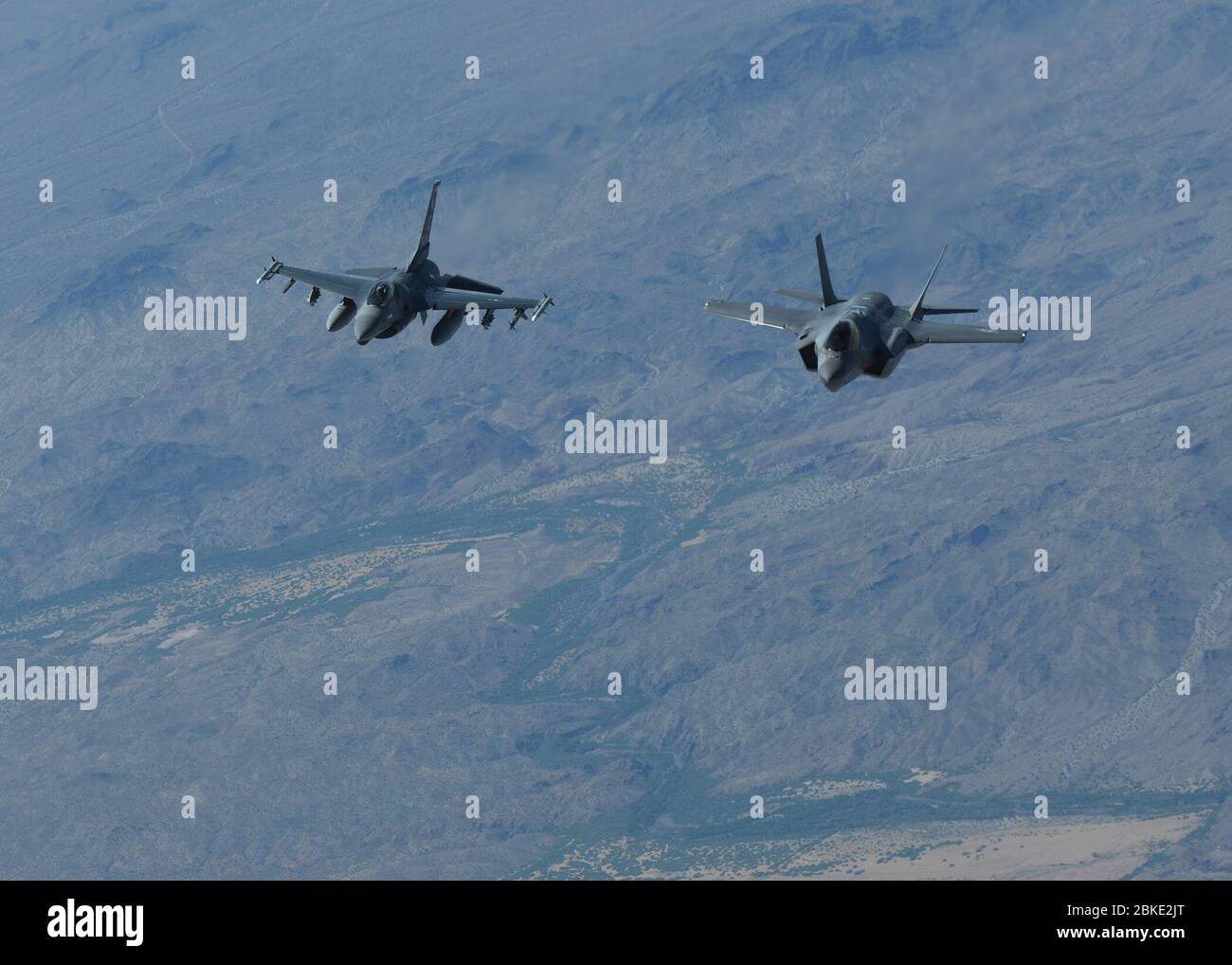 Un F16 Fighting Falcon et F-35 A Lightning II, assignés à la base aérienne Luke, volent pendant la Force aérienne salue le survol du 1er mai 2020, au-dessus de l'Arizona. Les combattants ont participé à une formation de 15 avions, dont F-35 As et F-16 de la 56ème Escadre Fighter et 944ème FW, et un KC-135 de la 161ème Escadre de ravitaillement en air en tant que salutation de la Force totale à chaque américain servant sur les lignes de front dans la lutte contre la maladie de Coronavirus 2019. Les autoponts des salués par l'air Force sont un moyen pour l'armée de l'air américaine de montrer sa reconnaissance aux milliers de héros de la première ligne luttant contre COVID-19.(US Air Force photo de S Banque D'Images