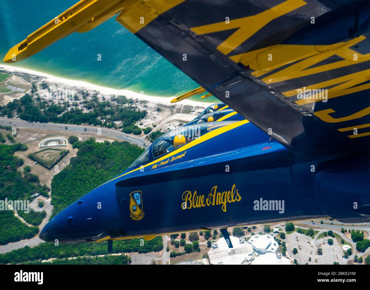 200410-N-YO638-1391 NAS Pensacola, FL (avr. 10, 2020) l'escadron de démonstration de vol de la Marine américaine, les Blue Angels, effectue la manœuvre de parade des écheleaux pendant un vol d'entraînement à la base aérienne navale de Pensacola. Les Blue Angels mènent une formation de printemps à NAS Pensacola pour maintenir leur préparation à la saison du spectacle de 2020. (ÉTATS-UNIS Photo marine par Mass Communication Specialist 2ème classe Cody Hendrix/libéré) Banque D'Images