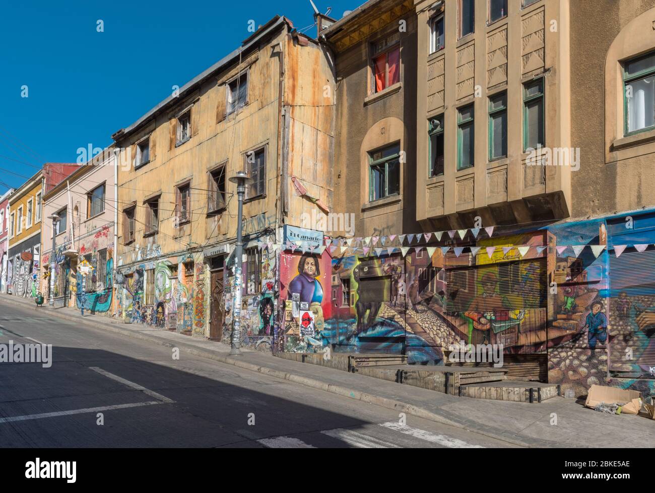 Graffitis colorés, art de rue sur les murs de Valparaiso, Chili Banque D'Images