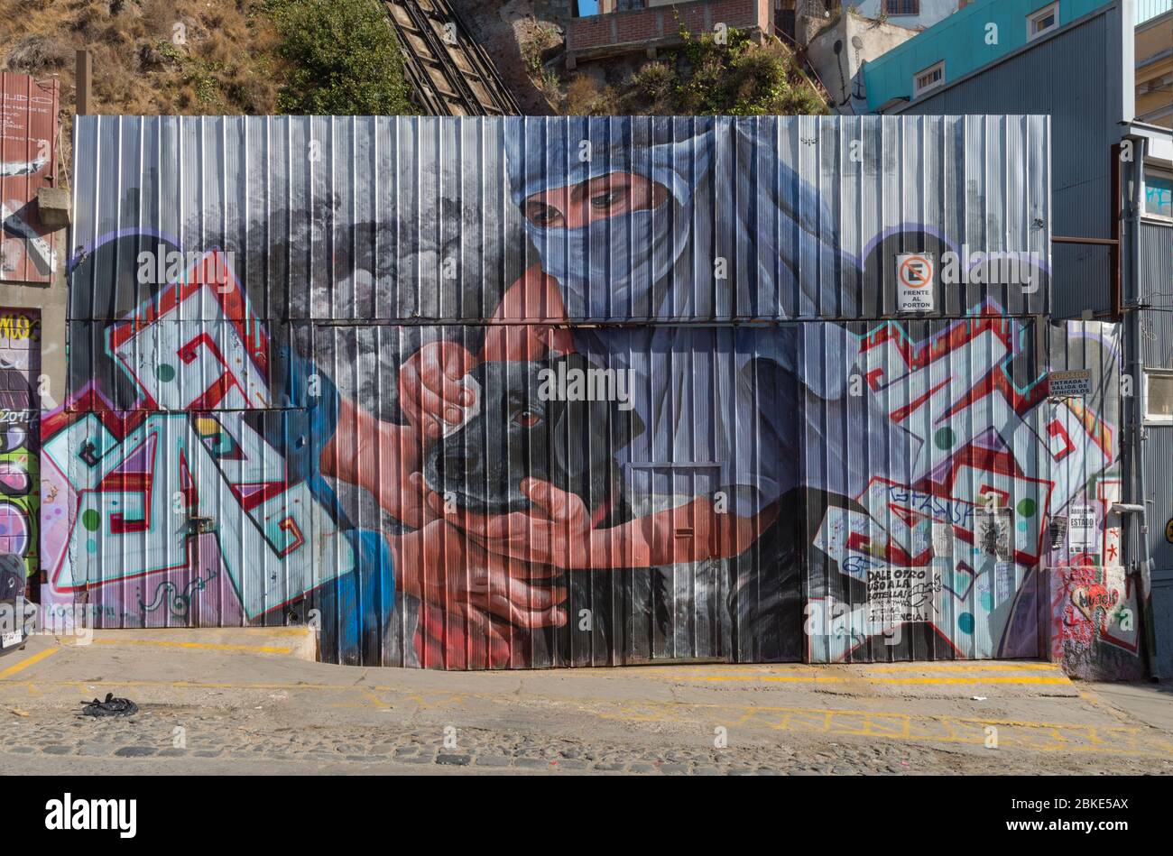 Graffitis colorés, art de rue sur les murs de Valparaiso, Chili Banque D'Images