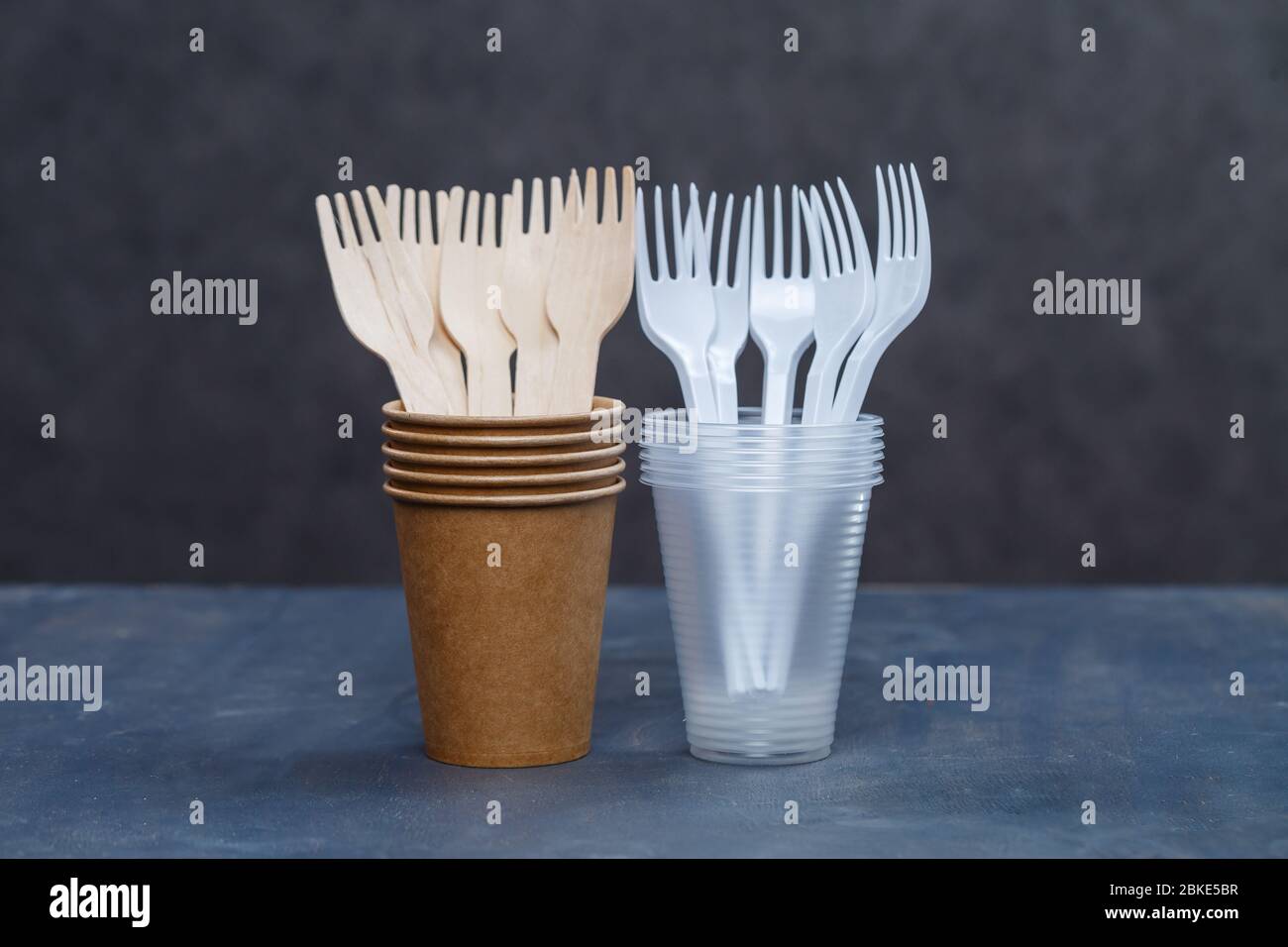 Vaisselle écologique jetable en bois de bambou et papier sur fond gris.  Vaisselle et couverts en plastique. Respect de l'environnement. Recyclage  Photo Stock - Alamy