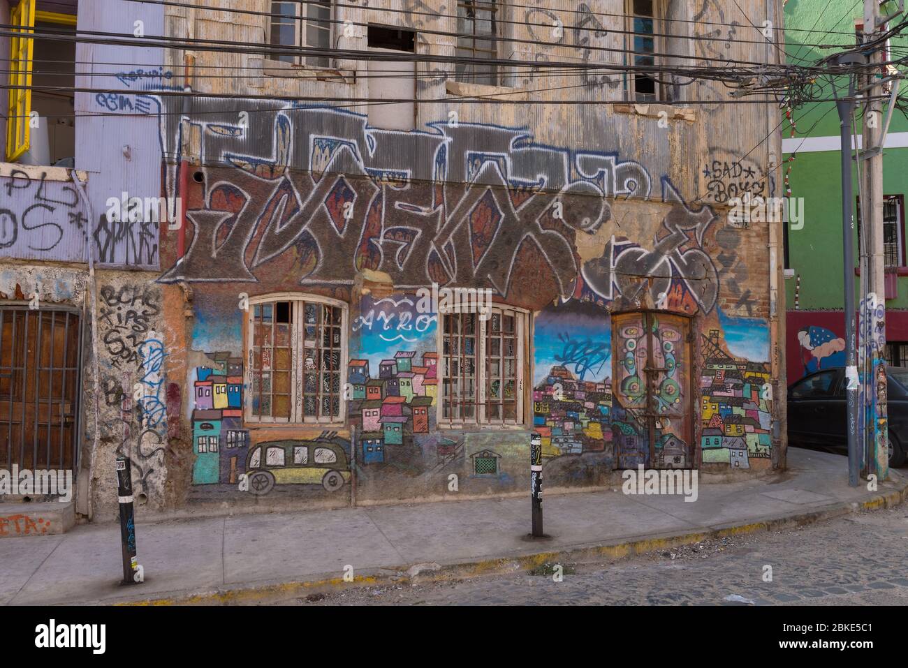 Graffitis colorés, art de rue sur les murs de Valparaiso, Chili Banque D'Images